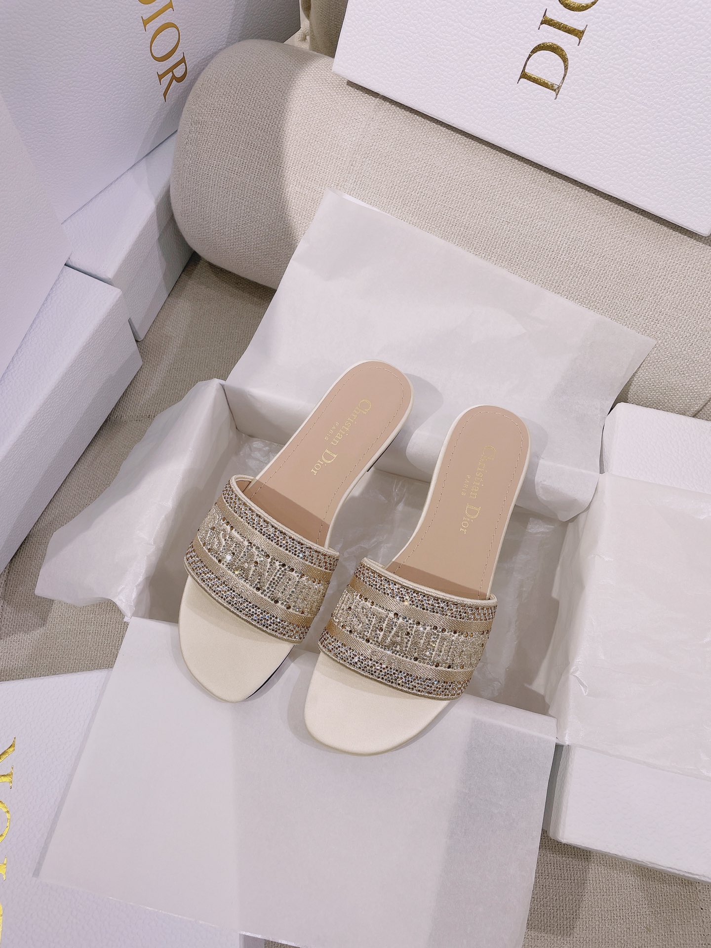 NO:264155,New [Cream Rice Gold Glitter Diamond] DIO*.CD Classic D-WAY Silk Gloss Embroidered Letters Christian Swarovski Crystal Diamond Glitter Flat Sole Round-toe Sandals Purchase Zp Compare Customization, the original version, ZP Compare Welcome to compare any comparison. This Dway cotton strap heel sandals come from the CD series, blending modern style to reinterpret classic items. It is carefully crafted with elegant gloss tones, decorated with metallic gloss thread embroidery and rhinestones. The embroidered upper is decorated with Christian D Paris logo, which is highly recognizable and shows personality. The square toe adds the finishing touch to the modern silhouette. Adds a fashionable style to various shapes, and can be matched with other CD items. The genuine leather sole is engraved with Christian D's lucky star symbol. Upper cotton lining sheepskin inner lining  Full leather sole size 35-39 (40 sizes can be customized without return) Multi-color Heeled flat sole Full set of high-end packaging with CD box, slippers, dior, slippers, sheepskin, real silk, Leather soles19860909上新【奶油米金闪钻】DIO*.CD经典D-WAY真丝光泽刺绣字母Christian施华洛水晶钻闪闪平底一字圆头凉拖鞋  购入Zp对比定制,原单最高版本,ZP对比做货欢迎任意对比  这款 Dway 棉质带跟凉拖来自 cd系列,融入现代风格重新诠释经典单品.采用优雅的光泽色调棉质面料精心制作,饰以金属光泽线刺绣和水钻装饰.刺绣鞋面饰以 Christian D Paris 标志,辨识度高,彰显个性,方形鞋头为现代廓形增添点睛之笔.为各式造型增添时尚风格,可与其他 cd单品搭配,真皮鞋底镌刻 Christian D的幸运星符号.  鞋面棉布 内里羊皮内里 鞋底全真皮大底  码数35-39码（40码可定制不退换）  颜色多色  跟高平底  配CD盒子全套高端包装,拖鞋,dior,slippers,sheepskin,real silk,Leather soles,Women's Shoes