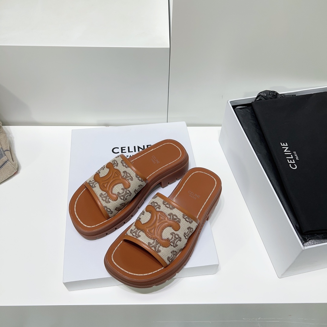 NO:437767,High quality!  Celine 25 spring and summer printed presbyterian logo Arc de Triomphe slippers are coming!  Sponge cake thick-soled slippers!  Major Internet celebrities are first-hand to experience, Internet celebrities ins grass planting artifacts, full of aura, very novel design style, high-end and very comfortable. The original version is one-size-fits-up to customize!  Absolutely original method!  The upper is made of original embroidered presbyterian cloth, sheepskin inner lining, and original molded water table combined rubber outsole!  Number of codes: 35-40 (40 custom made without return) with original packaging, slippers, celine, celine, slippers, sheepskin19860909高品质！Celine赛琳25春夏印花老花logo凯旋门拖鞋网红爆款来袭！松糕厚底拖鞋！各大网红抢先体验、网红ins种草神器、气场十足单品、设计风格非常新颖、高档且非常舒适.原版一比一定制！绝对原单做法！ 鞋面采用原版刺绣老花布面, 羊皮内里,原版开模水台组合橡胶大底！ 码数:35-40（40定做不退换） 配原版包装,拖鞋,celine,celine,slippers,sheepskin,Women's Shoes