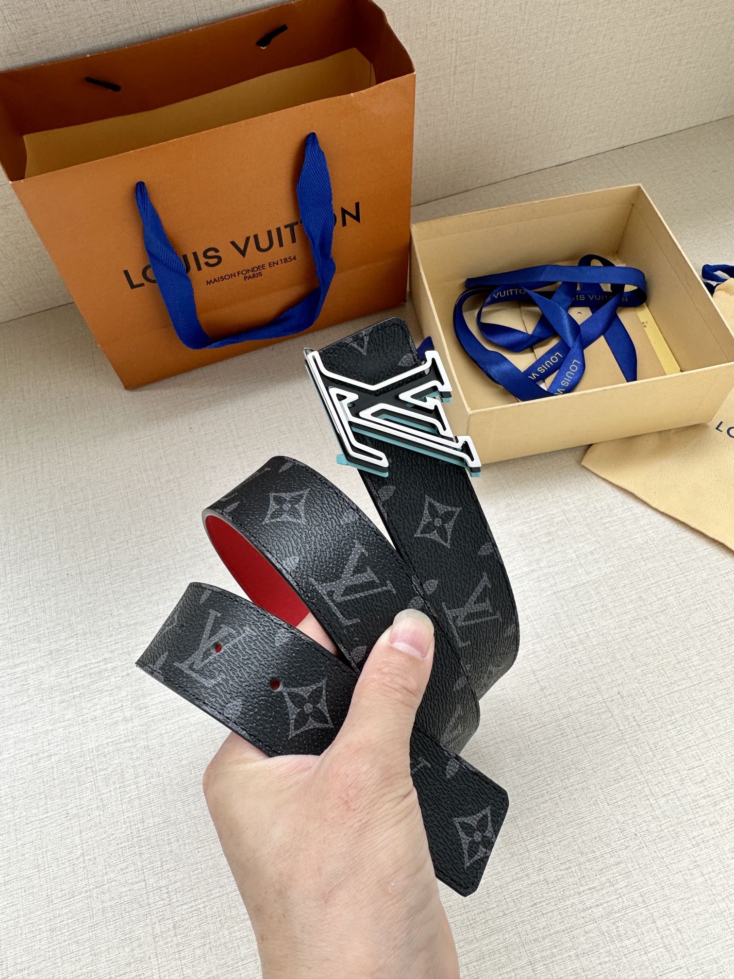 LVSpeed双面腰带借由金属搭扣的