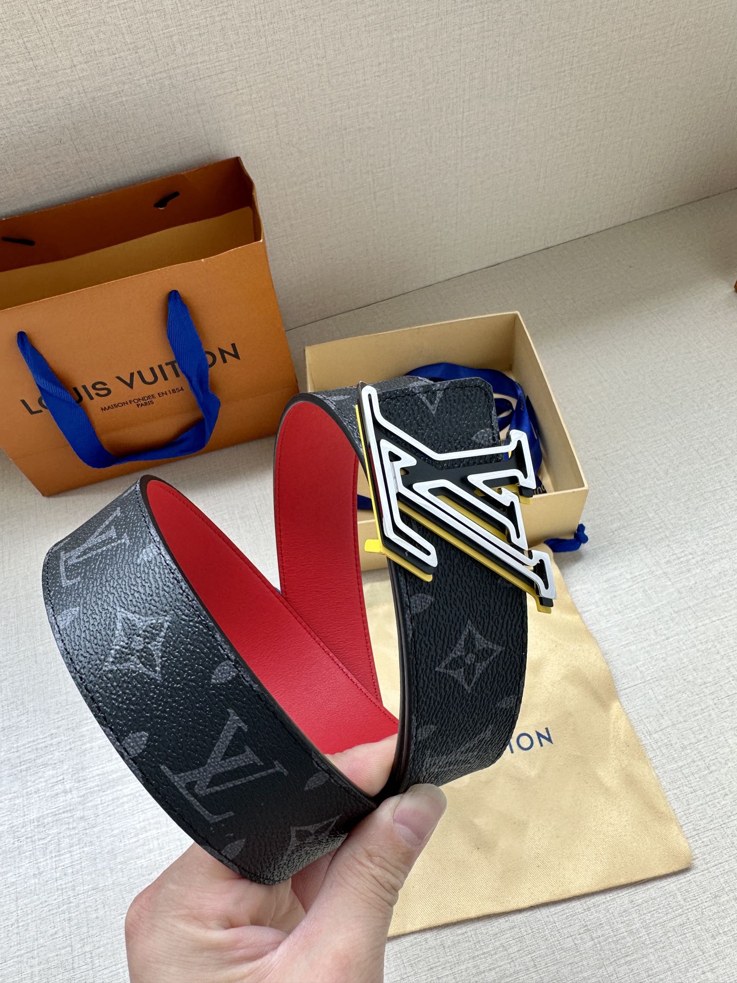 LVSpeed双面腰带借由金属搭扣的