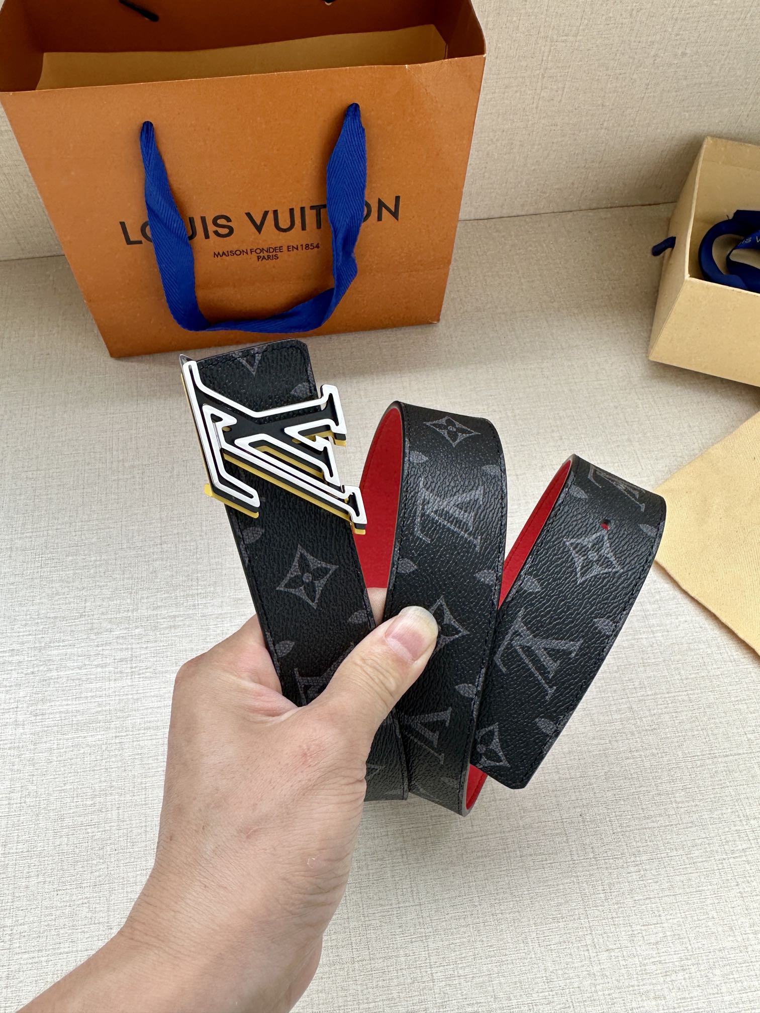 LVSpeed双面腰带借由金属搭扣的