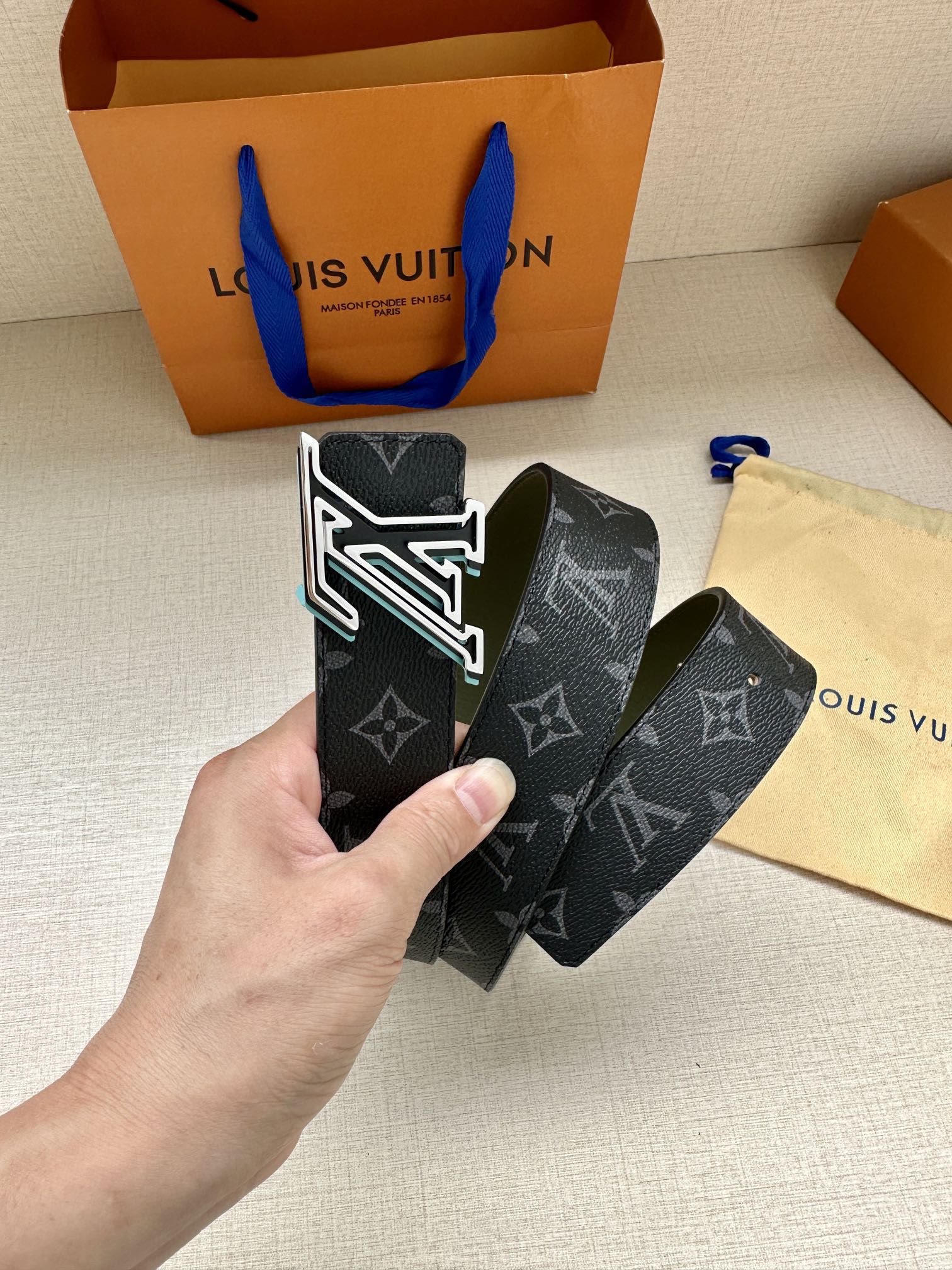 LVSpeed双面腰带借由金属搭扣的