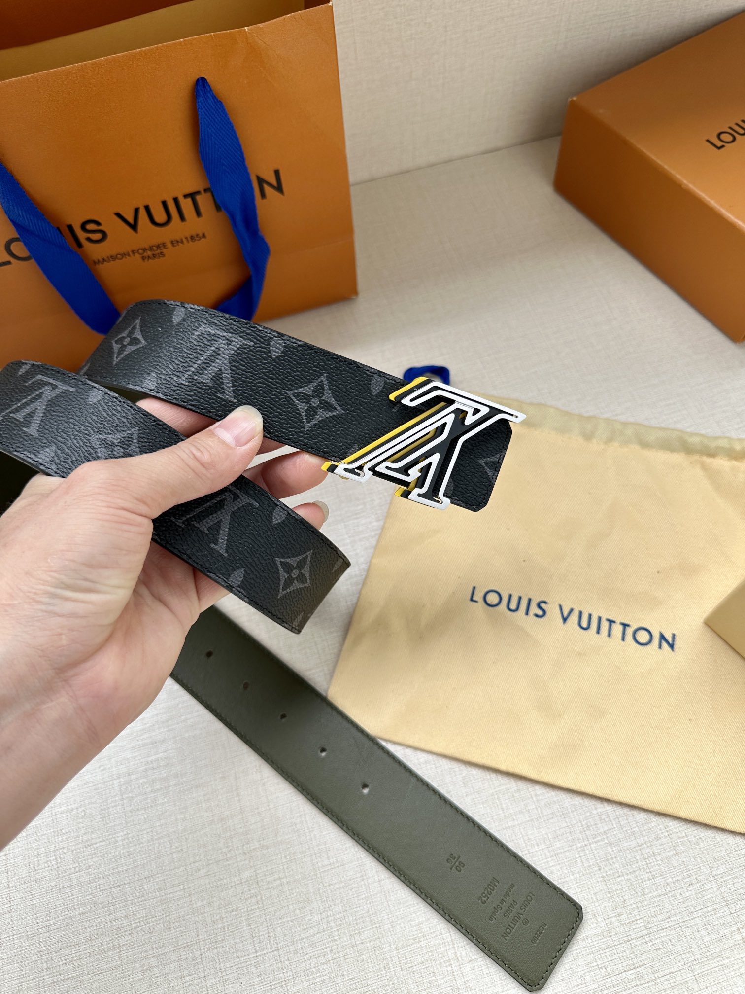 LVSpeed双面腰带借由金属搭扣的