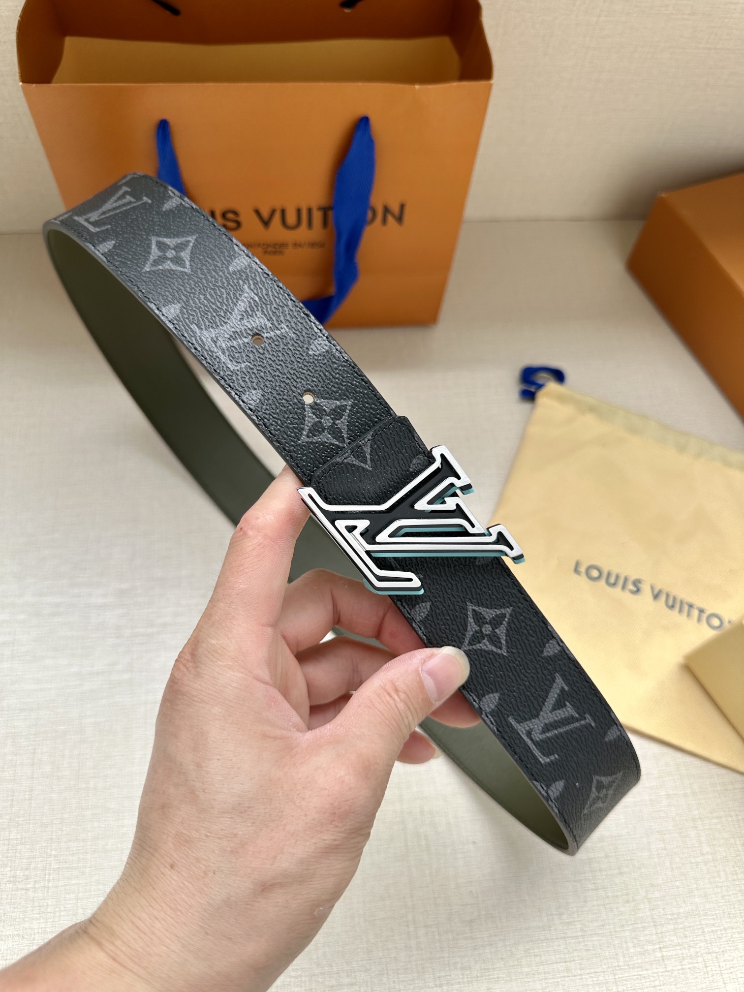 LVSpeed双面腰带借由金属搭扣的