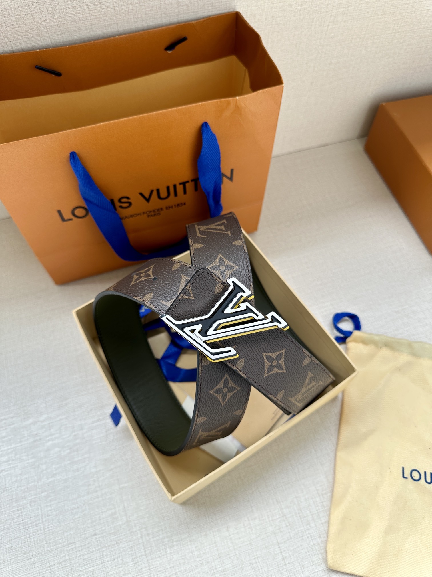 LVSpeed双面腰带借由金属搭扣的