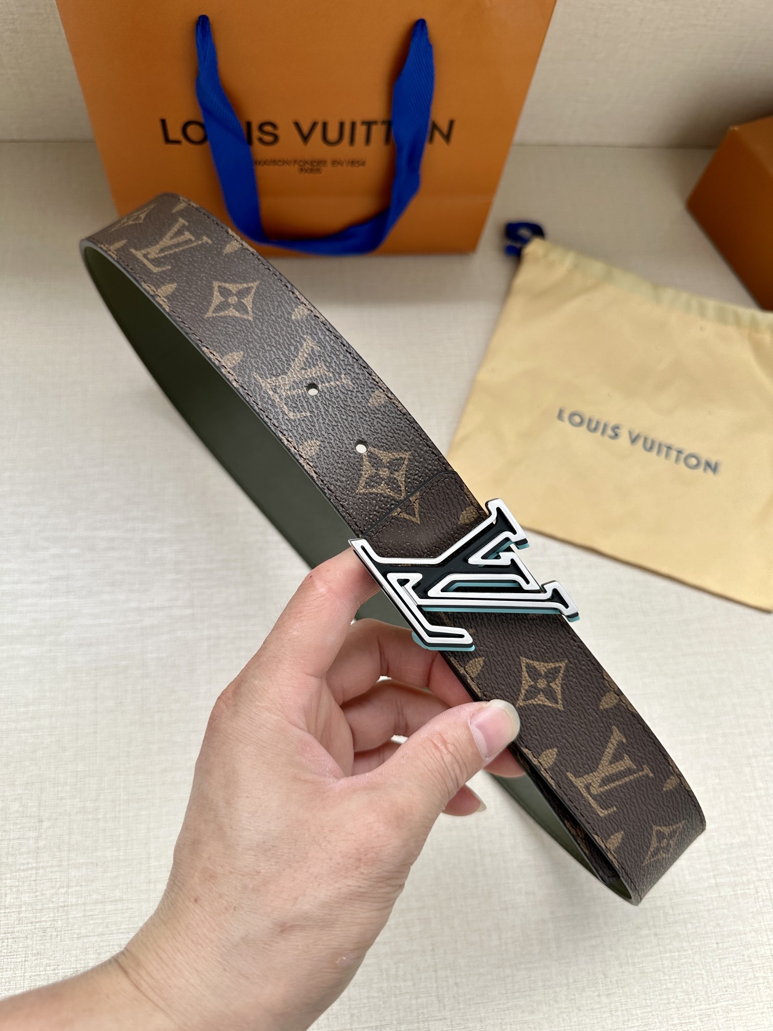 LVSpeed双面腰带借由金属搭扣的