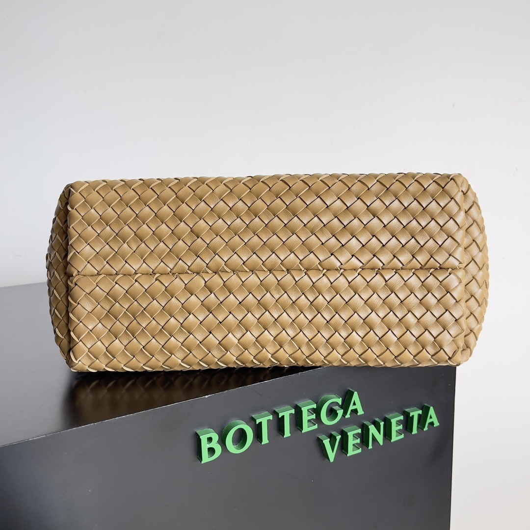 现货出BV标志性包款CABAT回归中号32尺寸最受欢迎的包袋系列之一CABAT目前以添加了特殊元素的全新