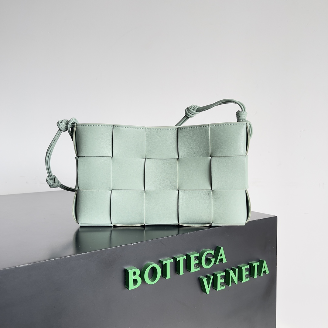 NO:768917,May Day special price, model number 730543, size 23*6.5*16cm, color sage green, special price, flash sale19860909五一特价  款号730543 尺寸23*6.5*16cm 颜色鼠尾草绿,特价秒杀,Bag