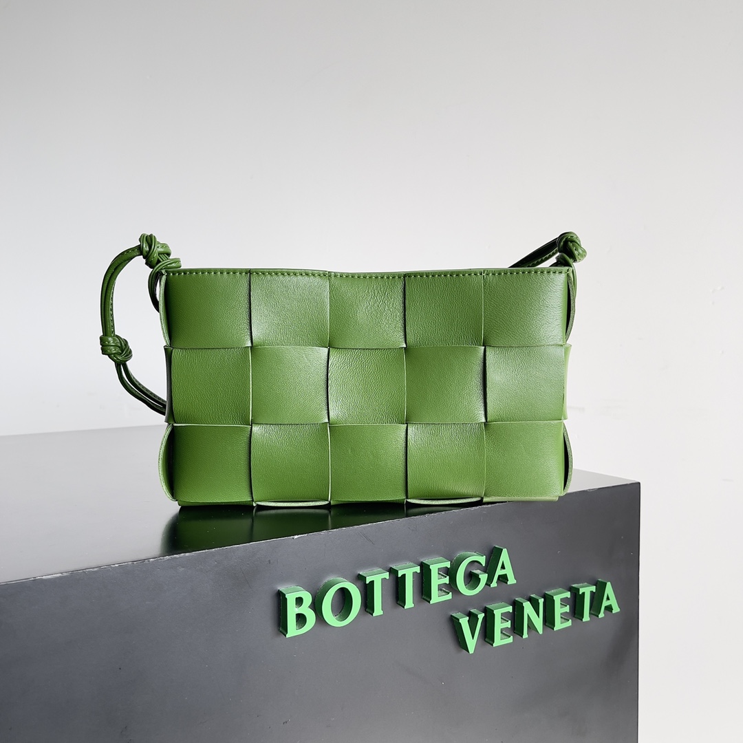 NO:768908,May Day special price, model number 730543, size 23*6.5*16cm, color green pepper, special price, flash sale19860909五一特价  款号730543 尺寸23*6.5*16cm 颜色青椒绿,特价秒杀,Bag