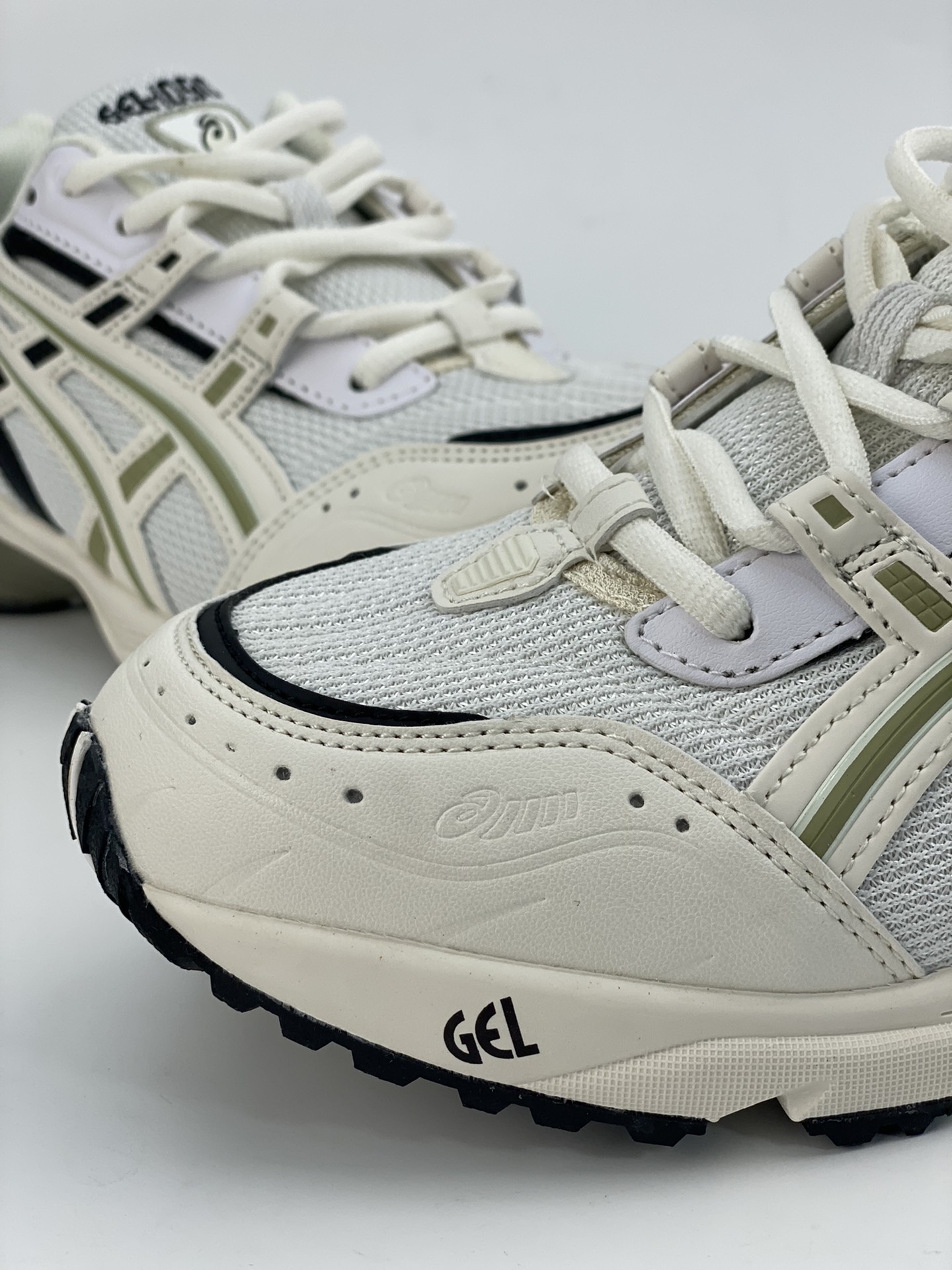 /ASICS Tiger GEL-1090 series uses environmentally friendly space leather, breathable and partially mesh upper material 1203A243-028