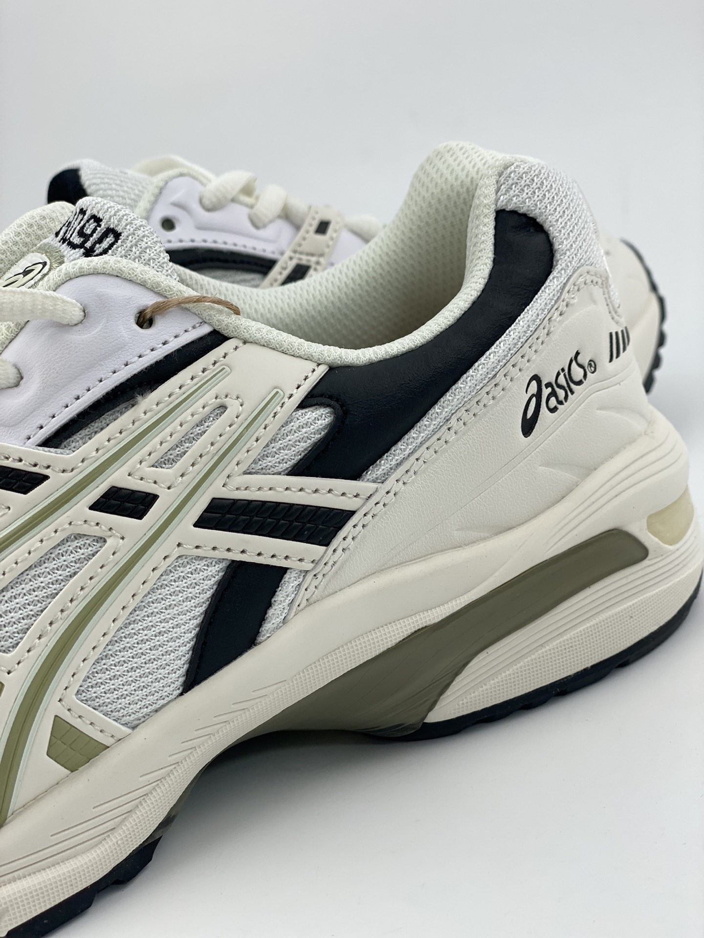 /ASICS Tiger GEL-1090 series uses environmentally friendly space leather, breathable and partially mesh upper material 1203A243-028