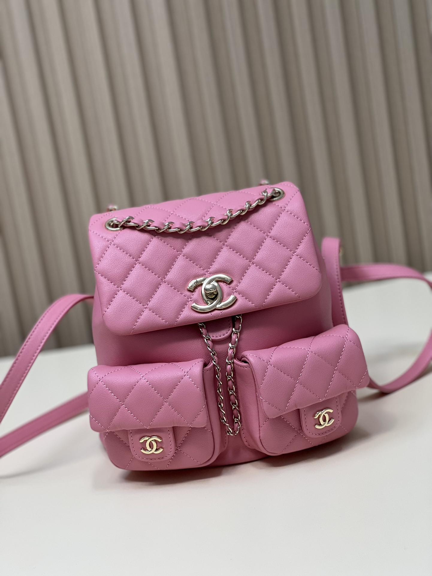 NO:177035,Genuine grade original leather Super popular double backpack, very small in size, about the same size as the old model [color] [color] undoubtedly still has a premium model, it is difficult to buy [bitter] The upper body is very easy to match, very durable, and will definitely become a classic. It is highly recommended [strong] [strong] [color] Size.** Model number, special large-scale Chanel original leather, chanel, backpacks19860909正品级 原厂皮 超级火爆的双背包,实物非常小,跟老款差不多大小[色][色]无疑还是溢价款,很难买[苦涩]上身非常好搭配,很耐看,绝对会成为经典,强烈推荐[强][强][色] 尺寸.** 款号,特级大厂货香奈儿原厂皮,chanel,backpacks,Bag