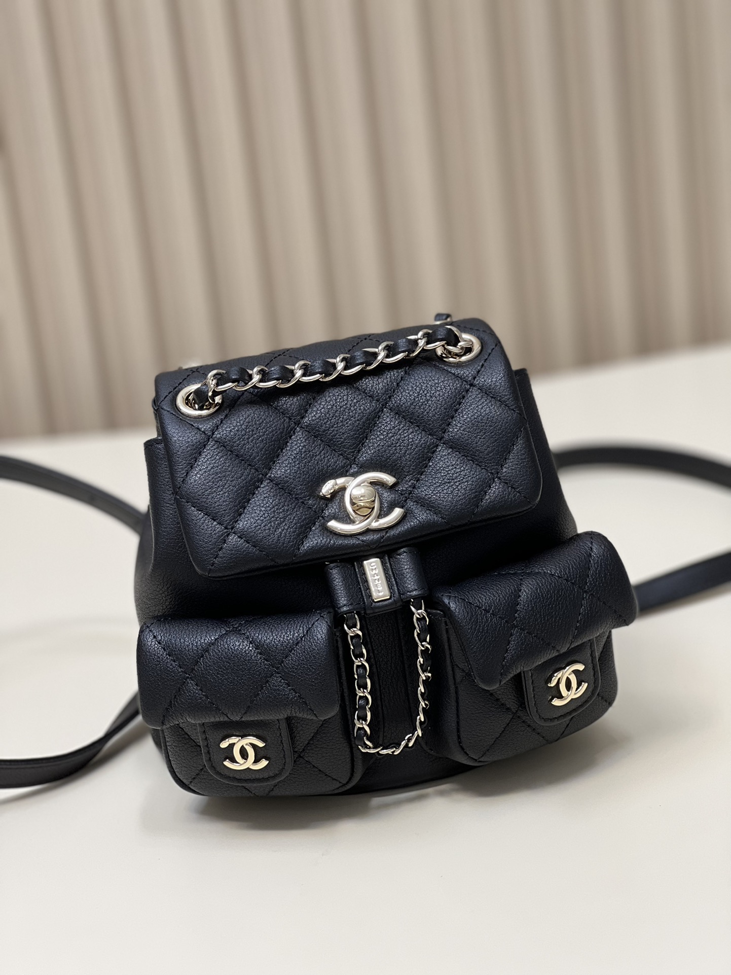 NO:338570,Extra-grade original leather 25P frog double backpack plain cowhide leather The real thing is very small, undoubtedly still a premium model, it is difficult to buy. The upper body is very easy to match and looks very durable, and it will definitely become a classic. Highly recommended imported leather cowhide Hardware 18K thick plating light gold size.*.* model number, special large-scale Chanel original leather, chanel, backpacks, cowhide19860909特级 原厂皮 25P青蛙双背包 平纹牛皮 实物非常小,无疑还是溢价款,很难买的到哦 上身非常好搭配,很耐看,绝对会成为经典,强烈推荐 皮料进口胎牛皮 五金18K厚镀浅金 尺寸.*.* 款号,特级大厂货香奈儿原厂皮,chanel,backpacks,cowhide,Bag