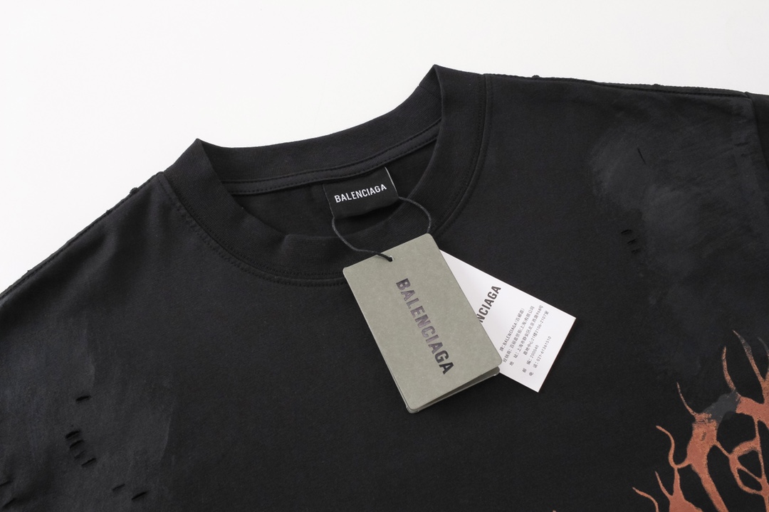 Balenciaga Camiseta de Manga Corta con Logo de Letras Sánscritas Vintage 4 i1687289278 7122 2