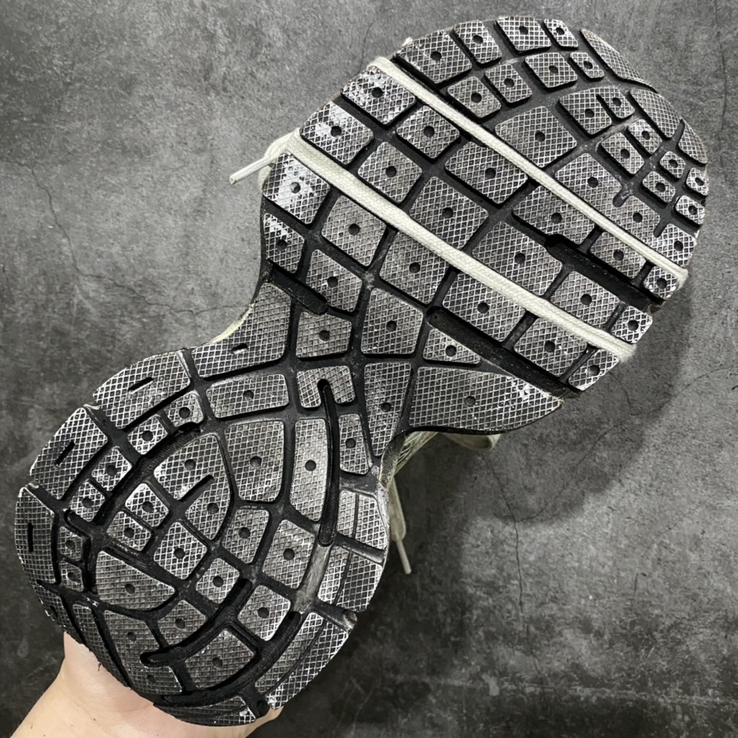 图片[9]-【XA版本】BALENCIAGA 3XL Sneakers巴黎世家十代网布系带低帮走秀复古老爹鞋 泥染香槟色 全套原纸板楦头开发 最原汁原味的灵魂版型全鞋荧光划线卡点 胶水把控整洁度追求极致完美每一双都是工艺品 多重QC质检 超越公司货的品控标准实实在在的免检产品 原盒原配 正确字体电绣 粗细、位置、大小正确 侧边TPU 透气孔匹配意产原版 正确分离大底 TPU软底 原版一致大底LOGO 立体感十足 原厂皮料水洗做旧 采购原厂网纱 不含皮革 网布材料和聚氨酯 磨损效果 鞋头边缘和后帮 Balenciaga 徽标 鞋面和后跟凸印尺码 鞋舌 3XL 橡胶品牌标识和反光细节 鞋帮拉袢和鞋舌拉祥 配反光细节 备用鞋带在鞋履前侧 可在穿着前取下 便于不同造型搭配 偏大一码 尺码：35 36 37 38 39 40 41 42 43 44 45 46-莆田鞋批发中心