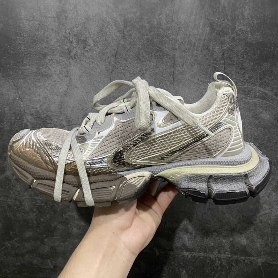 图片[2]-【XA版本】BALENCIAGA 3XL Sneakers巴黎世家十代网布系带低帮走秀复古老爹鞋 泥染香槟色 全套原纸板楦头开发 最原汁原味的灵魂版型全鞋荧光划线卡点 胶水把控整洁度追求极致完美每一双都是工艺品 多重QC质检 超越公司货的品控标准实实在在的免检产品 原盒原配 正确字体电绣 粗细、位置、大小正确 侧边TPU 透气孔匹配意产原版 正确分离大底 TPU软底 原版一致大底LOGO 立体感十足 原厂皮料水洗做旧 采购原厂网纱 不含皮革 网布材料和聚氨酯 磨损效果 鞋头边缘和后帮 Balenciaga 徽标 鞋面和后跟凸印尺码 鞋舌 3XL 橡胶品牌标识和反光细节 鞋帮拉袢和鞋舌拉祥 配反光细节 备用鞋带在鞋履前侧 可在穿着前取下 便于不同造型搭配 偏大一码 尺码：35 36 37 38 39 40 41 42 43 44 45 46-莆田鞋批发中心