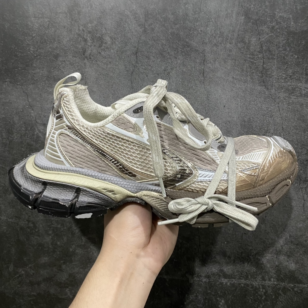 【XA版本】BALENCIAGA 3XL Sneakers巴黎世家十代网布系带低帮走秀复古老爹鞋 泥染香槟色 全套原纸板楦头开发 最原汁原味的灵魂版型全鞋荧光划线卡点 胶水把控整洁度追求极致完美每一双都是工艺品 多重QC质检 超越公司货的品控标准实实在在的免检产品 原盒原配 正确字体电绣 粗细、位置、大小正确 侧边TPU 透气孔匹配意产原版 正确分离大底 TPU软底 原版一致大底LOGO 立体感十足 原厂皮料水洗做旧 采购原厂网纱 不含皮革 网布材料和聚氨酯 磨损效果 鞋头边缘和后帮 Balenciaga 徽标 鞋面和后跟凸印尺码 鞋舌 3XL 橡胶品牌标识和反光细节 鞋帮拉袢和鞋舌拉祥 配反光细节 备用鞋带在鞋履前侧 可在穿着前取下 便于不同造型搭配 偏大一码 尺码：35 36 37 38 39 40 41 42 43 44 45 46-莆田鞋批发中心