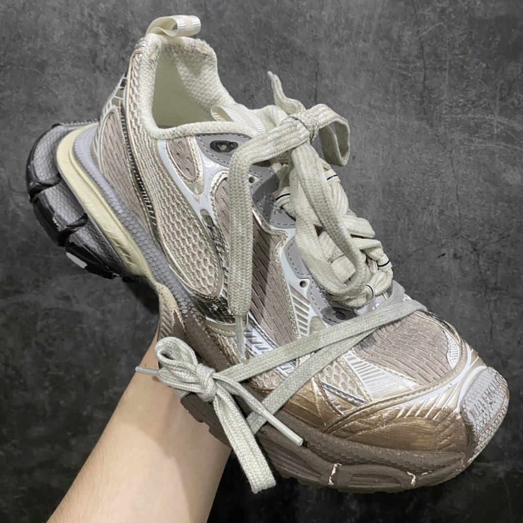 图片[3]-【XA版本】BALENCIAGA 3XL Sneakers巴黎世家十代网布系带低帮走秀复古老爹鞋 泥染香槟色 全套原纸板楦头开发 最原汁原味的灵魂版型全鞋荧光划线卡点 胶水把控整洁度追求极致完美每一双都是工艺品 多重QC质检 超越公司货的品控标准实实在在的免检产品 原盒原配 正确字体电绣 粗细、位置、大小正确 侧边TPU 透气孔匹配意产原版 正确分离大底 TPU软底 原版一致大底LOGO 立体感十足 原厂皮料水洗做旧 采购原厂网纱 不含皮革 网布材料和聚氨酯 磨损效果 鞋头边缘和后帮 Balenciaga 徽标 鞋面和后跟凸印尺码 鞋舌 3XL 橡胶品牌标识和反光细节 鞋帮拉袢和鞋舌拉祥 配反光细节 备用鞋带在鞋履前侧 可在穿着前取下 便于不同造型搭配 偏大一码 尺码：35 36 37 38 39 40 41 42 43 44 45 46-莆田鞋批发中心