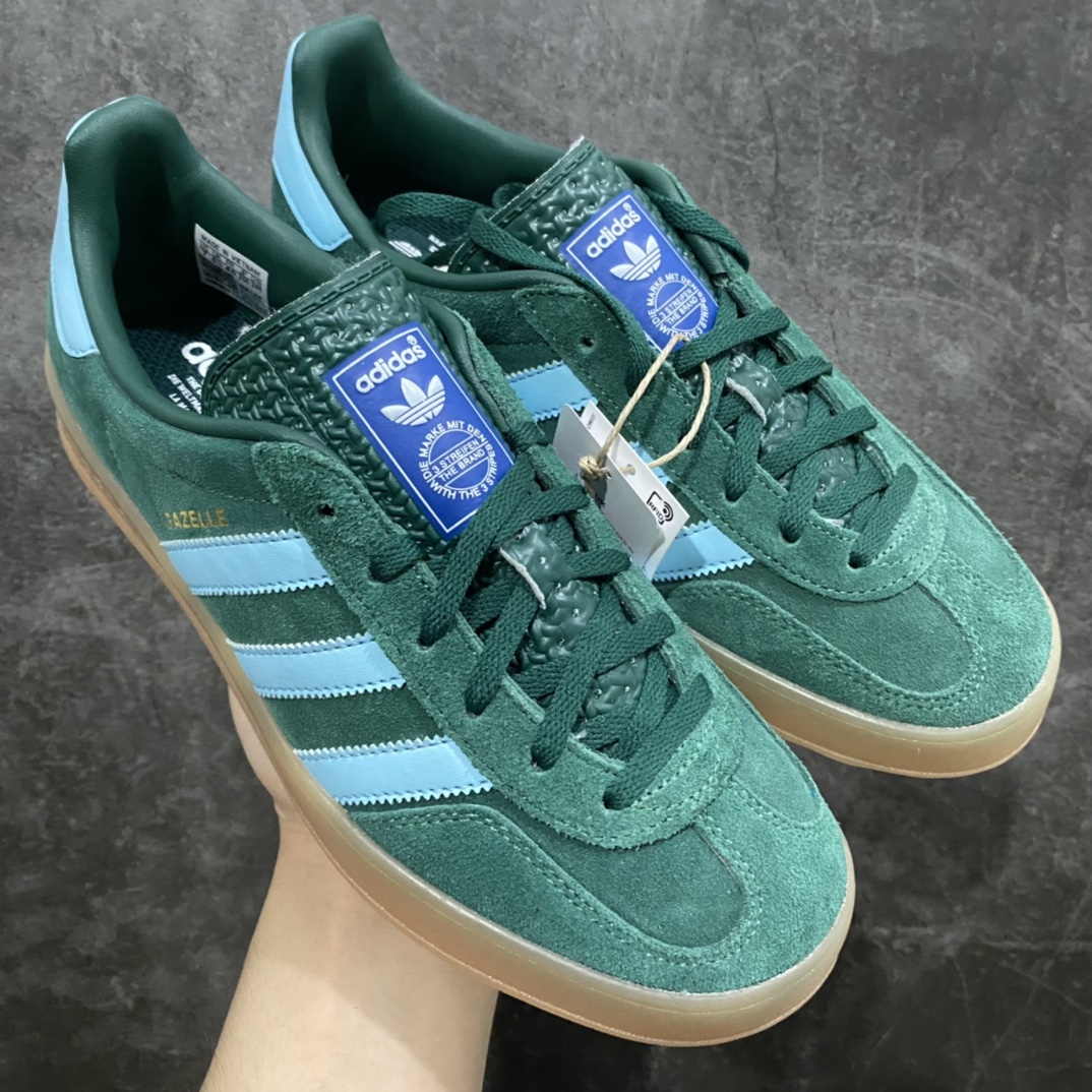 Ad Originals Gazelle Indoor 绿色n三叶草复古休闲防滑耐磨低帮板鞋 货号：IG9979官方zp市售2000+，市场最高版本完美还原zp细节，注意区别市场任何版本，完全不是一路货色‼️n全鞋原材料打造，无任何色差，正确鞋型，后跟港宝材料定型，正切微透生胶大底，反口内里头层细腻小牛皮，纸板中底 鞋垫背胶，侧面正确烫金压印字母，所有细节完美还原‼️ 尺码：35 36 36.5 37 38 38.5 39 40 40.5 41 42 42.5 43 44 44.5 45-莆田鞋批发中心