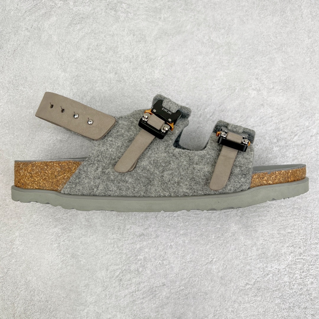 零售💰210 ＃DG纯原福利‼Dior x Birkenstock Arizona 迪奥联名勃肯皮革绒面双扣时尚凉鞋 牛皮绒面革质地柔软 搭配可调节鞋扣提升穿着舒适度 人体工学设计分散脚部压力 保护脚踝 软木乳胶鞋床具有一定的收缩性 长时间穿着后能贴合脚型 EVA鞋底回弹性和抗张性力高 具有良好的防震、缓冲性  四季皆宜 柔软的鞋床采用额外的泡沫缓冲层 提供额外的舒适感和全天支撑 全网独家首发 源于德国的严谨工艺 牛巴戎面 中层松木 EVA 三层组合大底 优质牛皮面料五金扣 出口订单 尺码：35-45（断45） 编码：by2936010-运动鞋