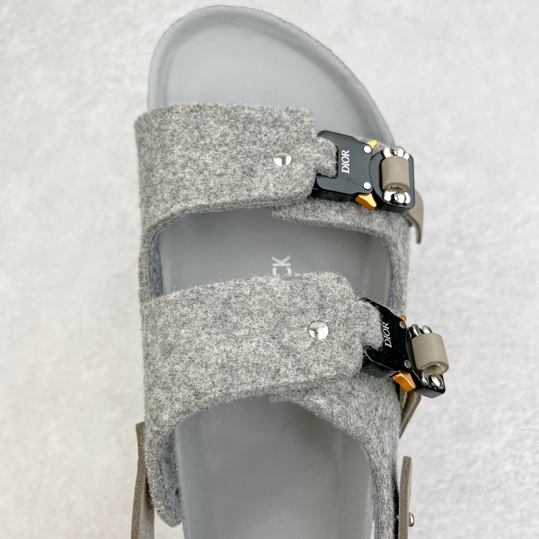 图片[4]-零售💰210 ＃DG纯原福利‼Dior x Birkenstock Arizona 迪奥联名勃肯皮革绒面双扣时尚凉鞋 牛皮绒面革质地柔软 搭配可调节鞋扣提升穿着舒适度 人体工学设计分散脚部压力 保护脚踝 软木乳胶鞋床具有一定的收缩性 长时间穿着后能贴合脚型 EVA鞋底回弹性和抗张性力高 具有良好的防震、缓冲性  四季皆宜 柔软的鞋床采用额外的泡沫缓冲层 提供额外的舒适感和全天支撑 全网独家首发 源于德国的严谨工艺 牛巴戎面 中层松木 EVA 三层组合大底 优质牛皮面料五金扣 出口订单 尺码：35-45（断45） 编码：by2936010-运动鞋