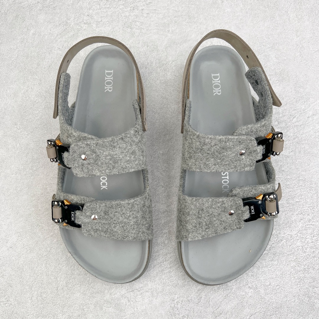 图片[2]-零售💰210 ＃DG纯原福利‼Dior x Birkenstock Arizona 迪奥联名勃肯皮革绒面双扣时尚凉鞋 牛皮绒面革质地柔软 搭配可调节鞋扣提升穿着舒适度 人体工学设计分散脚部压力 保护脚踝 软木乳胶鞋床具有一定的收缩性 长时间穿着后能贴合脚型 EVA鞋底回弹性和抗张性力高 具有良好的防震、缓冲性  四季皆宜 柔软的鞋床采用额外的泡沫缓冲层 提供额外的舒适感和全天支撑 全网独家首发 源于德国的严谨工艺 牛巴戎面 中层松木 EVA 三层组合大底 优质牛皮面料五金扣 出口订单 尺码：35-45（断45） 编码：by2936010-运动鞋