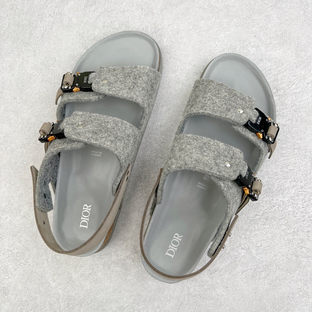 图片[3]-零售💰210 ＃DG纯原福利‼Dior x Birkenstock Arizona 迪奥联名勃肯皮革绒面双扣时尚凉鞋 牛皮绒面革质地柔软 搭配可调节鞋扣提升穿着舒适度 人体工学设计分散脚部压力 保护脚踝 软木乳胶鞋床具有一定的收缩性 长时间穿着后能贴合脚型 EVA鞋底回弹性和抗张性力高 具有良好的防震、缓冲性  四季皆宜 柔软的鞋床采用额外的泡沫缓冲层 提供额外的舒适感和全天支撑 全网独家首发 源于德国的严谨工艺 牛巴戎面 中层松木 EVA 三层组合大底 优质牛皮面料五金扣 出口订单 尺码：35-45（断45） 编码：by2936010-运动鞋