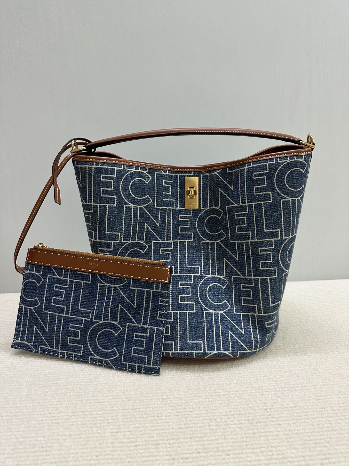 NO:177850,Genuine BUCKET 16 Fabric Bucket Beige Linen Affinity, casual and natural style, retro and fashion are fully displayed, simple style and easy to put on the body, paired with an inner bag to place valuables, with removable shoulder straps and handbags, very practical, love this particularly classic style, not easy to bump into the bag, removable leather shoulder strap length 52 cm) 1 top leather hand-length 16 cm) Inner bag size 19.5×13 (with original box) Model number 195573 Denim/brown Size 23 X 25 X 23, Celine, celine19860909正品级 BUCKET 16 织物水桶 米色麻质 亲和感、版型随意自然,复古与时尚展现的淋漓尽致,简约风格轻松上身,搭配一个内袋可放置贵重东西,配可拆卸肩带,手提袋,实用性非常大,大爱这种特别经典的款式,不易撞包 可拆卸皮革肩带长52厘米） 1个顶部皮革手挽长16厘米） 内袋尺寸19.5×13(配原版盒子) 款号195573牛仔/棕 尺寸23 X 25 X 23,赛琳,celine,Bag