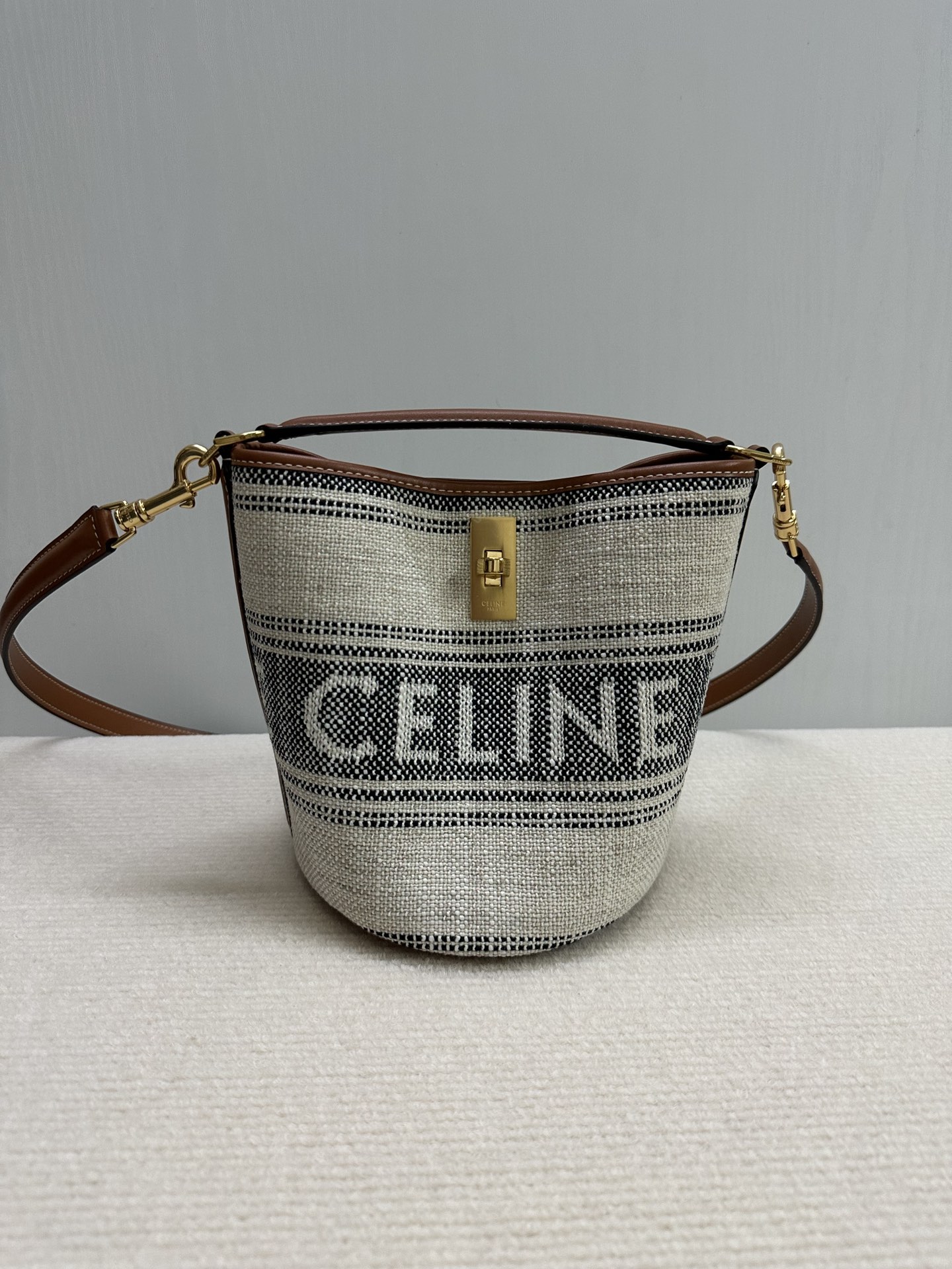 NO:177856,Genuine TEEN BUCKET 16 Fabric bucket Beige linen Affinity, casual and natural style, retro and fashion show to the fullest, simple style and easy to put on the body, paired with an inner bag to place valuables, with a removable shoulder strap and a handbag, very practical, love this particularly classic style, not easy to bump into the bag, removable leather shoulder strap length 52 cm) 1 top leather hand-length 16 cm) Model number 195522 linen/jacquard Size 16 X 18 X 16 (with original packaging), Celine, celine19860909正品级 TEEN BUCKET 16 织物水桶 米色麻质 亲和感、版型随意自然,复古与时尚展现的淋漓尽致,简约风格轻松上身,搭配一个内袋可放置贵重东西,配可拆卸肩带,手提袋,实用性非常大,大爱这种特别经典的款式,不易撞包 可拆卸皮革肩带长52厘米） 1个顶部皮革手挽长16厘米） 款号195522麻布/提花 尺寸16 X 18 X 16(配原版包装),赛琳,celine,Bag