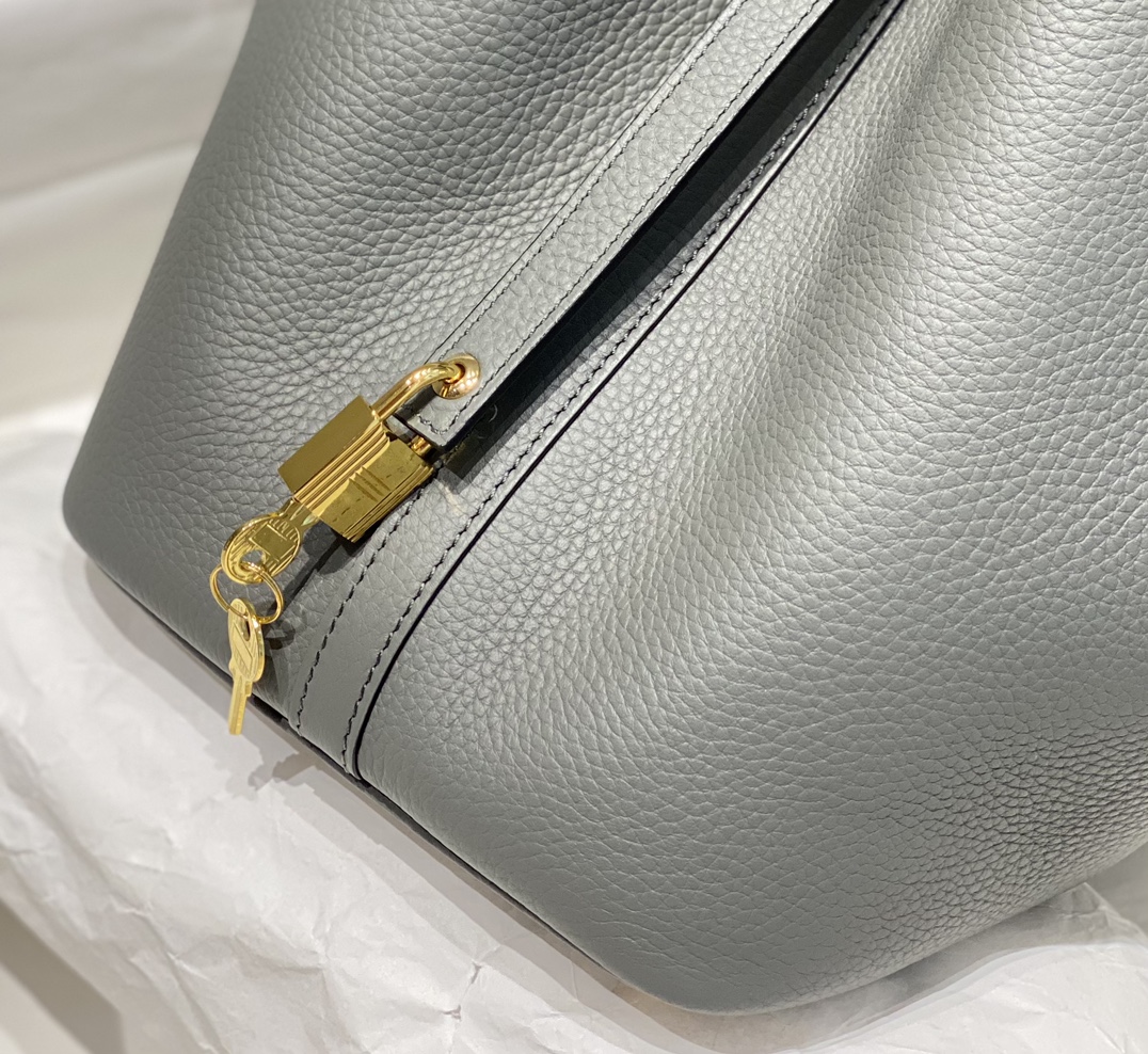 Hermès Picotin Lock 22 Handbag in Cloud Gray, Cowhide Leather, 22 cm 6 i1687320470 161 5