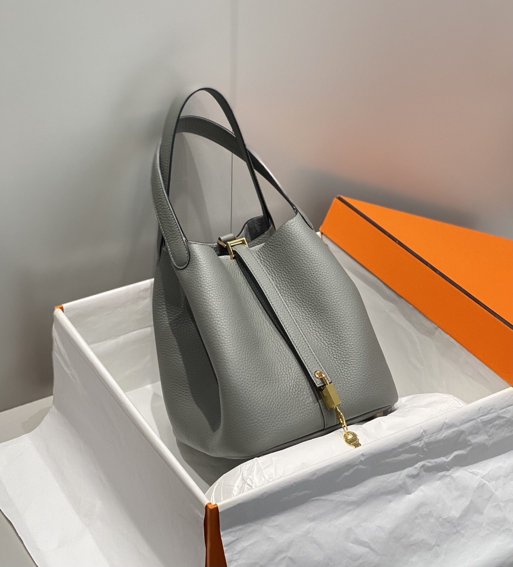Hermès Picotin Lock 22 Handbag in Cloud Gray, Cowhide Leather, 22 cm 2 i1687320470 5796 1