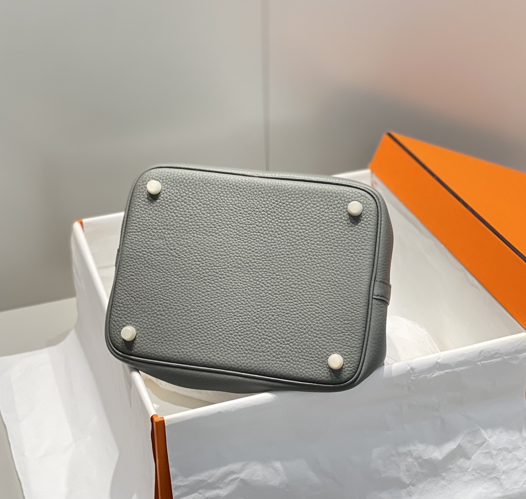 Hermès Picotin Lock 22 Handbag in Cloud Gray, Cowhide Leather, 22 cm 5 i1687320470 7645 4