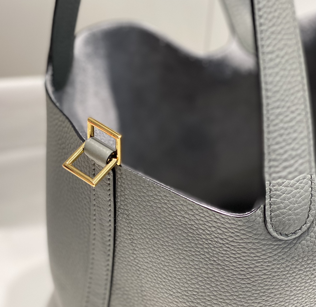 Hermès Picotin Lock 22 Handbag in Cloud Gray, Cowhide Leather, 22 cm 8 i1687320470 9884 7