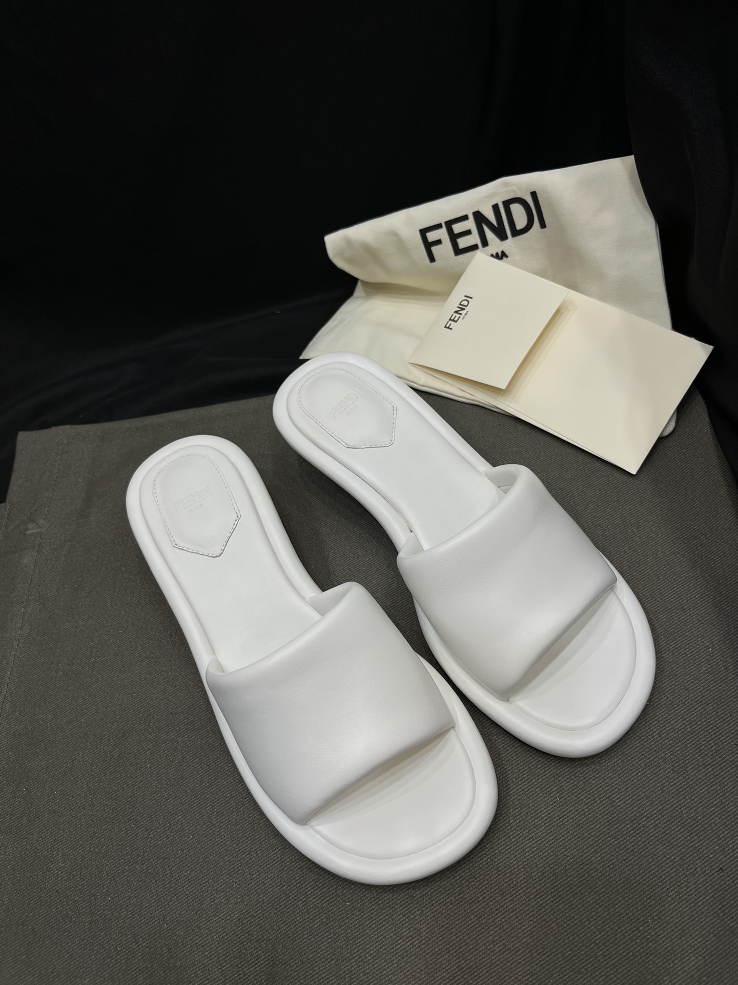 Fendi Sapatos Chinelos Pele de carneiro