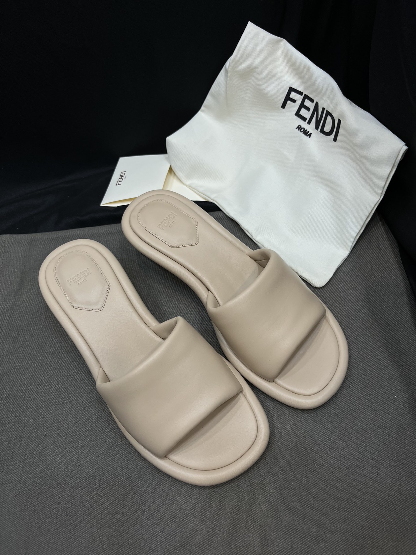 Fendi Comprar
 Sapatos Chinelos Pele de carneiro