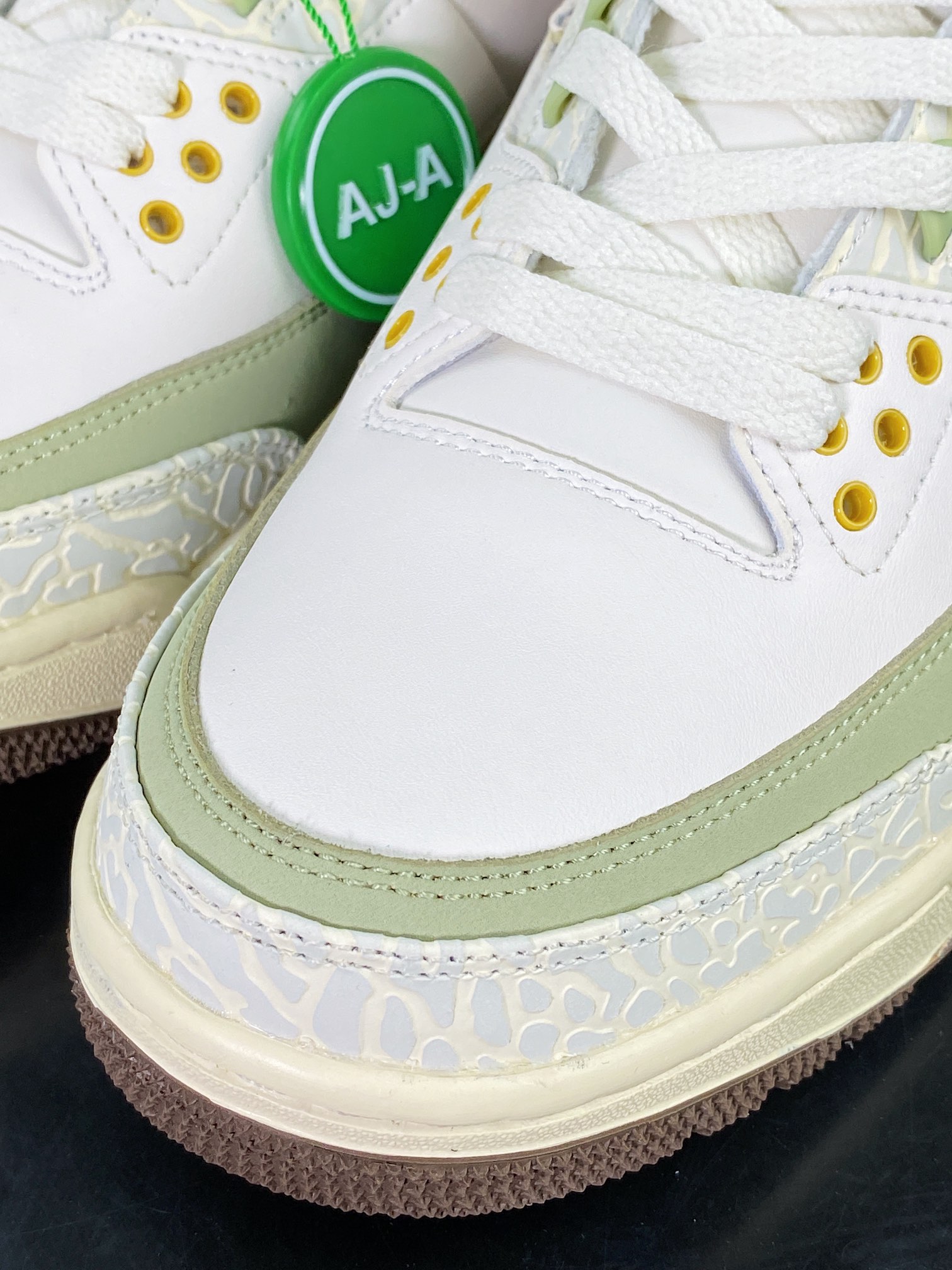 260  Air Jordan 3 Retro”Year of the Rabbit”迈克尔·乔丹AJ3代中帮篮球鞋“皮革白绿兔年”DX6660-800