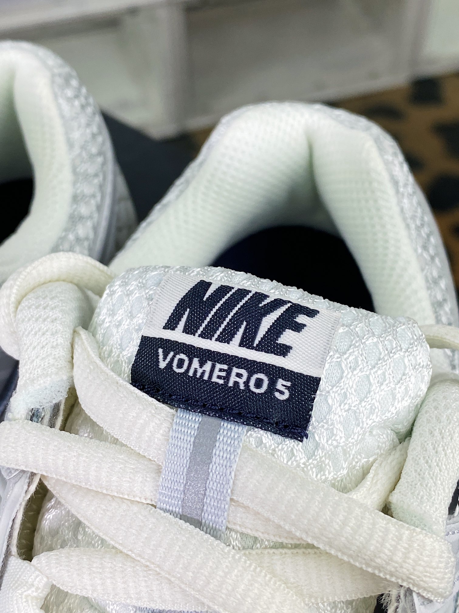 240 Zoom Vomero 5”White/Black/Silver”佛莫罗5代系列经典复古休闲运动慢跑鞋“白黑电镀银”FD0884-025-莆田鞋,莆田鞋货源,高仿鞋,高仿鞋货源,安福档口,莆田高仿鞋,莆田鞋批发,高仿鞋批发,莆田高仿运动鞋,高仿运动鞋,莆田运动鞋 240 Zoom Vomero 5”White/Black/Silver”佛莫罗5代系列经典复古休闲运动慢跑鞋“白黑电镀银”FD0884-025