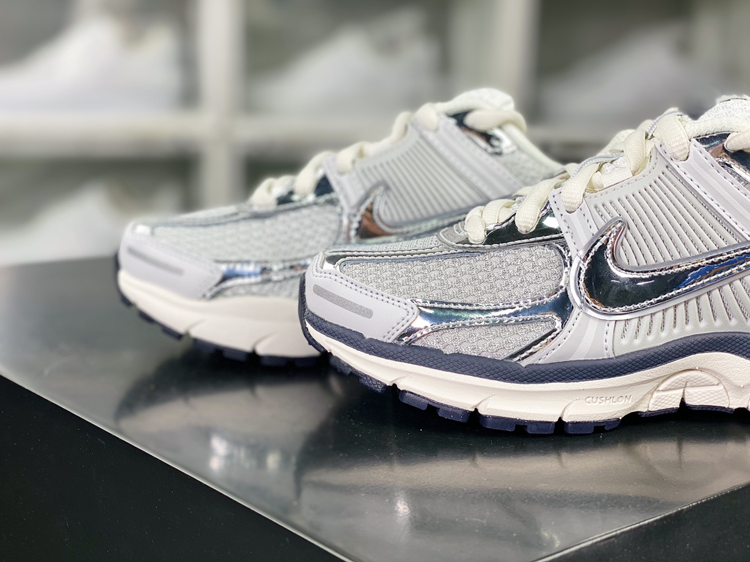 240 Zoom Vomero 5”White/Black/Silver”佛莫罗5代系列经典复古休闲运动慢跑鞋“白黑电镀银”FD0884-025-莆田鞋,莆田鞋货源,高仿鞋,高仿鞋货源,安福档口,莆田高仿鞋,莆田鞋批发,高仿鞋批发,莆田高仿运动鞋,高仿运动鞋,莆田运动鞋 240 Zoom Vomero 5”White/Black/Silver”佛莫罗5代系列经典复古休闲运动慢跑鞋“白黑电镀银”FD0884-025