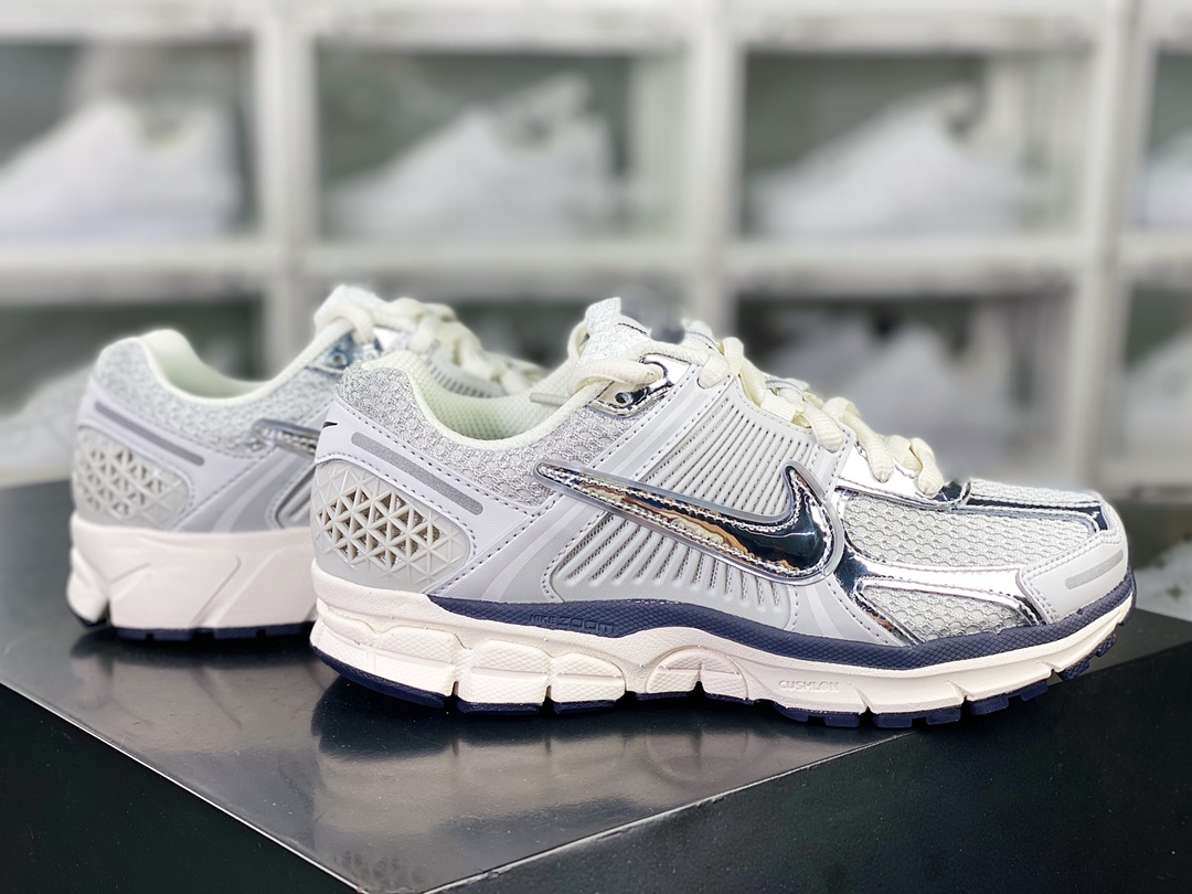 240 Zoom Vomero 5”White/Black/Silver”佛莫罗5代系列经典复古休闲运动慢跑鞋“白黑电镀银”FD0884-025-莆田鞋,莆田鞋货源,高仿鞋,高仿鞋货源,安福档口,莆田高仿鞋,莆田鞋批发,高仿鞋批发,莆田高仿运动鞋,高仿运动鞋,莆田运动鞋 240 Zoom Vomero 5”White/Black/Silver”佛莫罗5代系列经典复古休闲运动慢跑鞋“白黑电镀银”FD0884-025