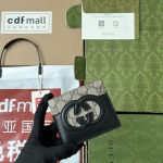 [Original leather accessories🌈(Cdfmall Sanya Duty Free Shop Handbag)🔥🔥 Gucci's latest men's short wallet is decorated with hollow interlocking double G details, cleverly matched with GG Supreme canvas, creating a modern, fashionable and classic style Accessories 🔥Iconic interlocking double G logo. This logo comes from the brand founder Guccio Mr. Gucci's initials are constantly being reinterpreted in various forms and styles. Model: 701420 Size: 11x9cm. 1 [Original leather accessories🌈(Cdfmall Sanya Duty Free Shop Handbag)🔥🔥 Gucci’s latest men’s short wallet is decorated with hollow interlocking double G details, cleverly matched with GG Supreme canvas, creating a modern, fashionable and classic style Accessories 🔥Iconic interlocking double G logo. This logo comes from the brand founder Guccio Mr. Gucci’s initials are constantly being reinterpreted in various forms and styles. Model: 701420 Size: 11x9cm.