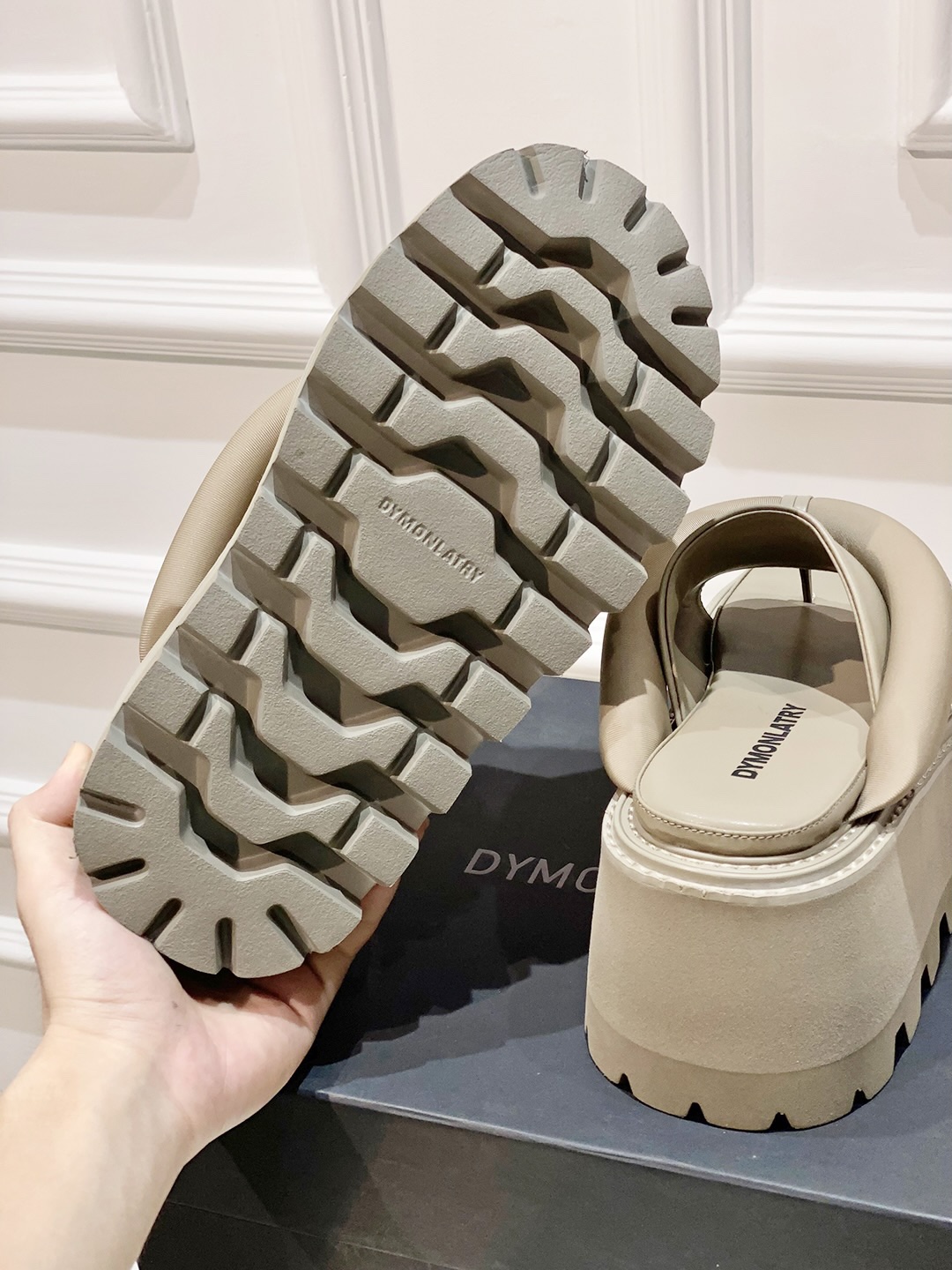 Fashion Trends: Sandal-Inspired Styles with Unique Textures and Designs - 图片 9