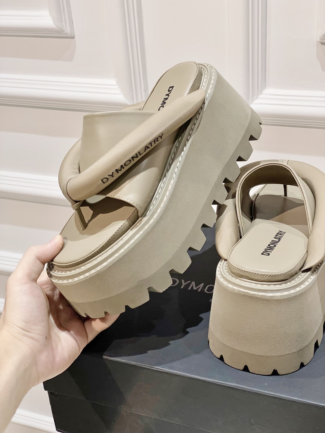 Fashion Trends: Sandal-Inspired Styles with Unique Textures and Designs - 图片 8