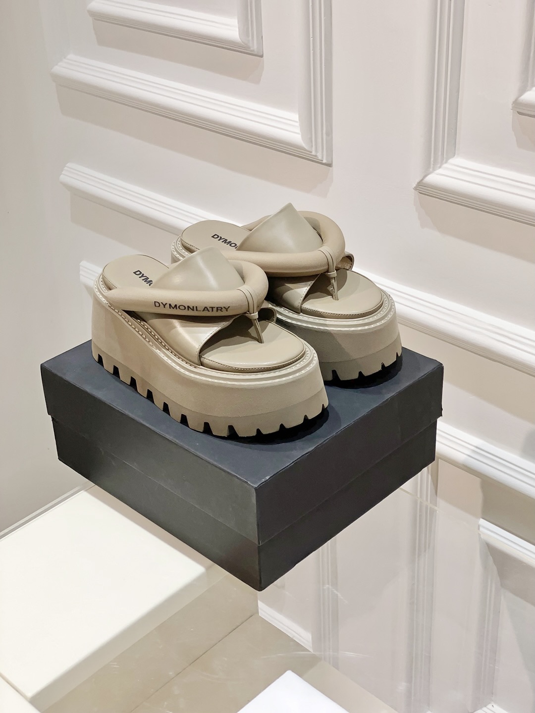 Fashion Trends: Sandal-Inspired Styles with Unique Textures and Designs - 图片 1