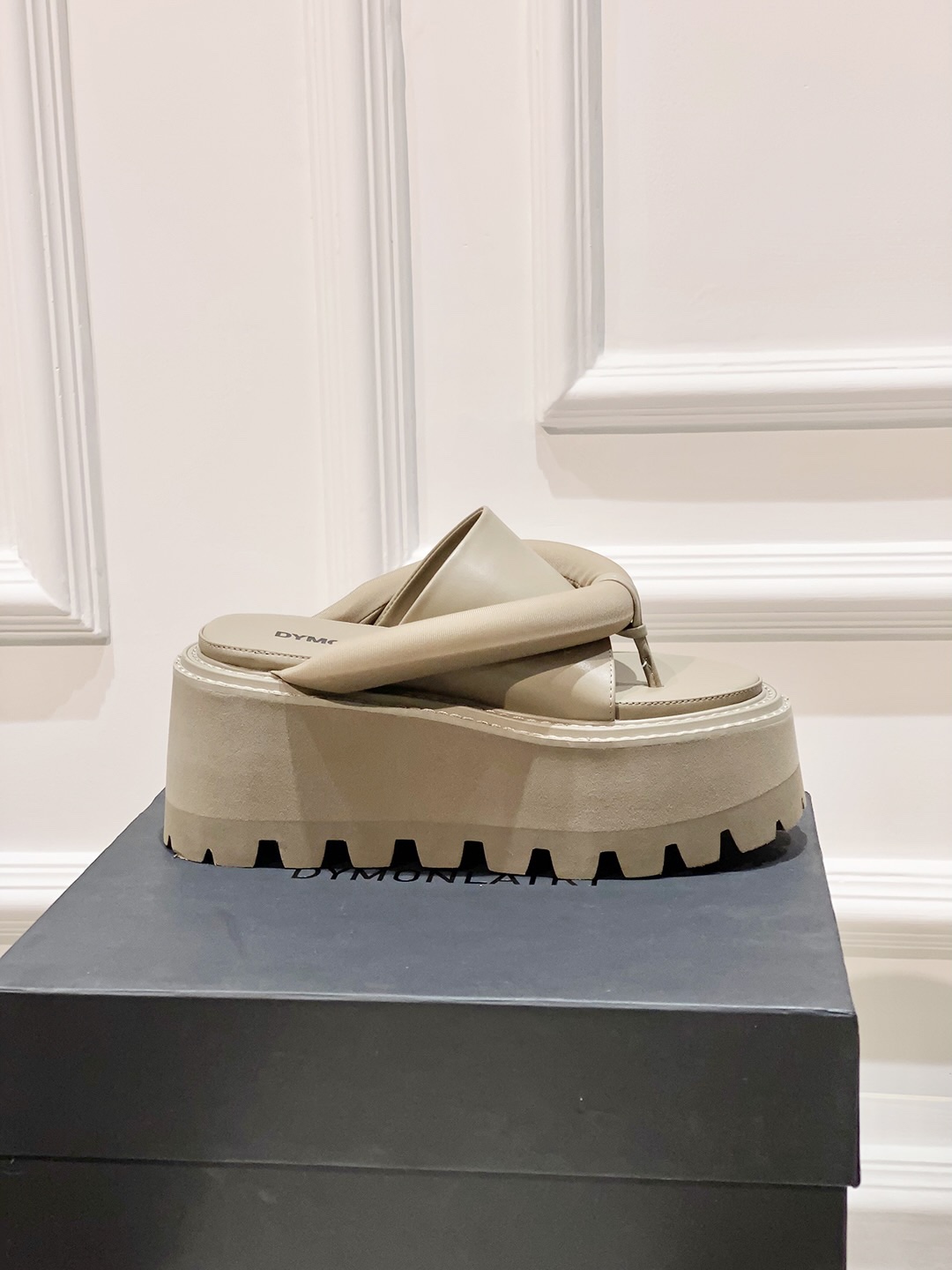 Fashion Trends: Sandal-Inspired Styles with Unique Textures and Designs - 图片 5