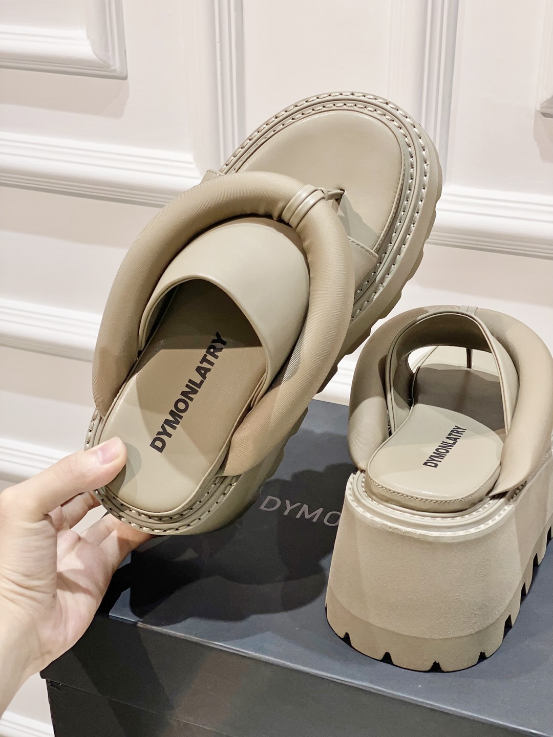 Fashion Trends: Sandal-Inspired Styles with Unique Textures and Designs - 图片 7