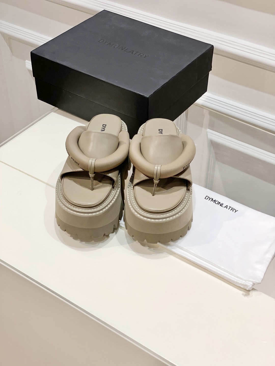 Fashion Trends: Sandal-Inspired Styles with Unique Textures and Designs - 图片 3