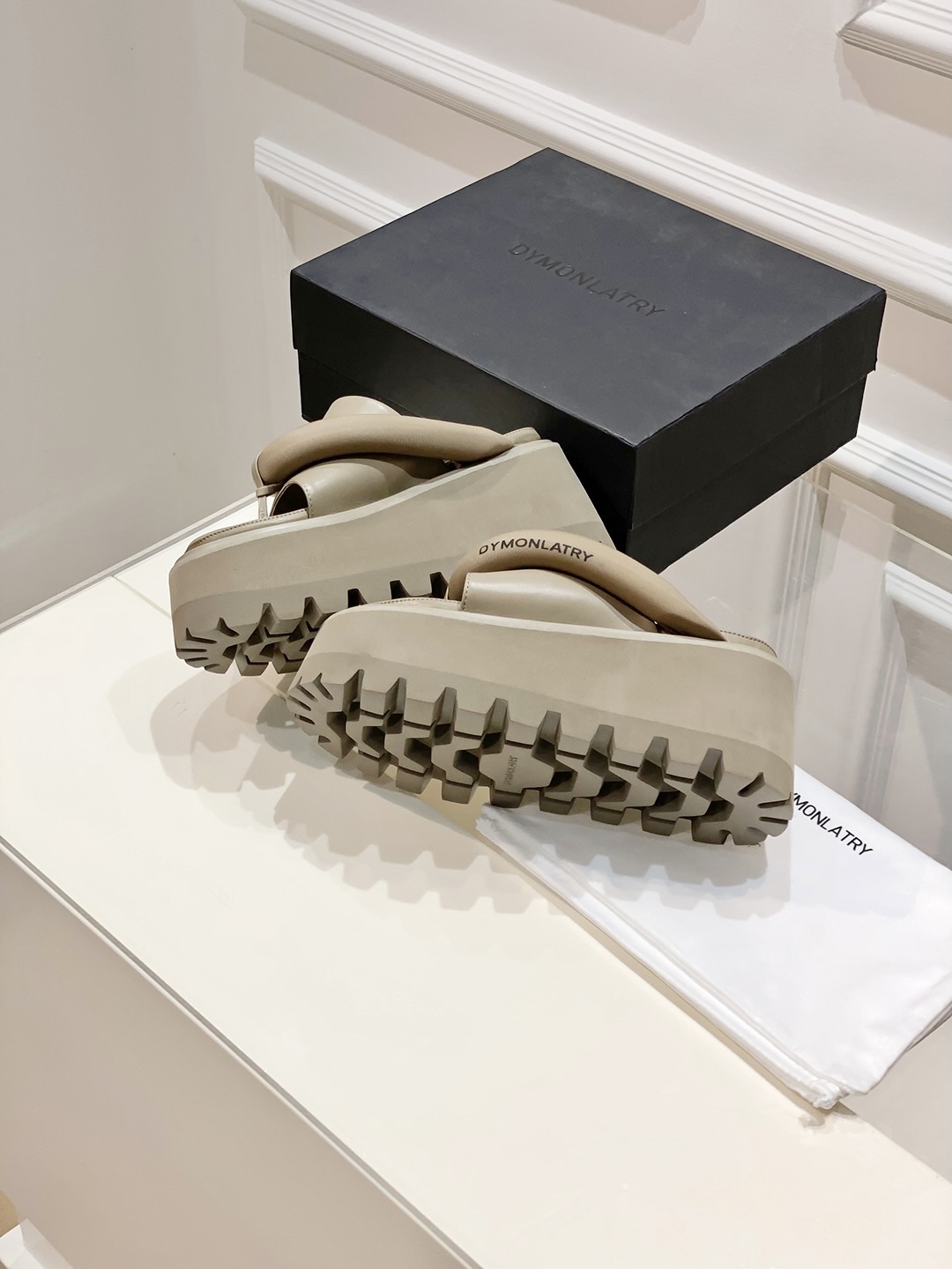 Fashion Trends: Sandal-Inspired Styles with Unique Textures and Designs - 图片 4