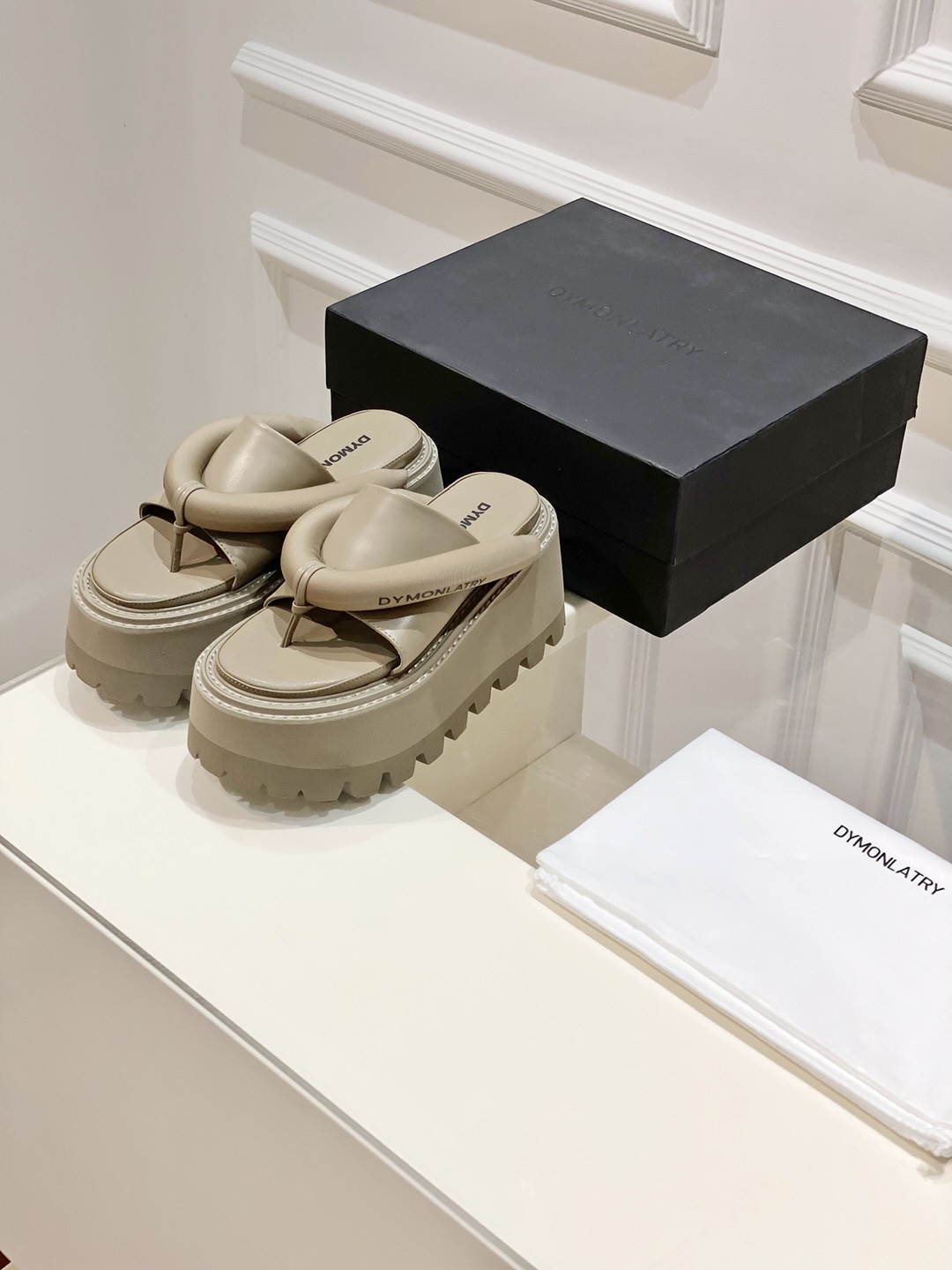 Fashion Trends: Sandal-Inspired Styles with Unique Textures and Designs - 图片 2