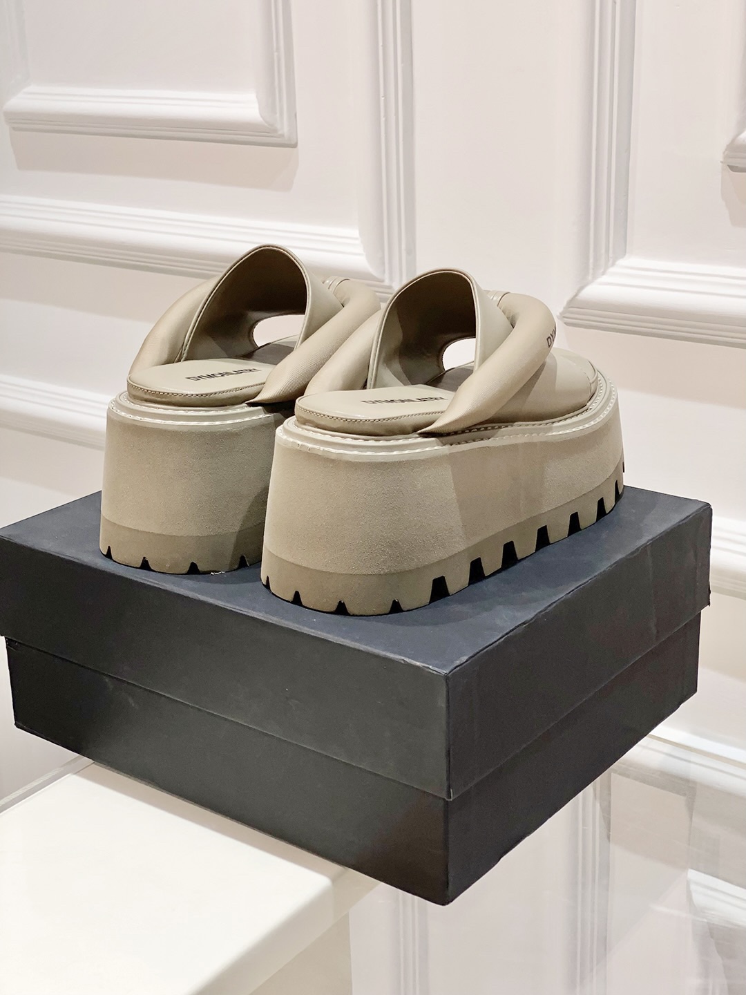 Fashion Trends: Sandal-Inspired Styles with Unique Textures and Designs - 图片 6