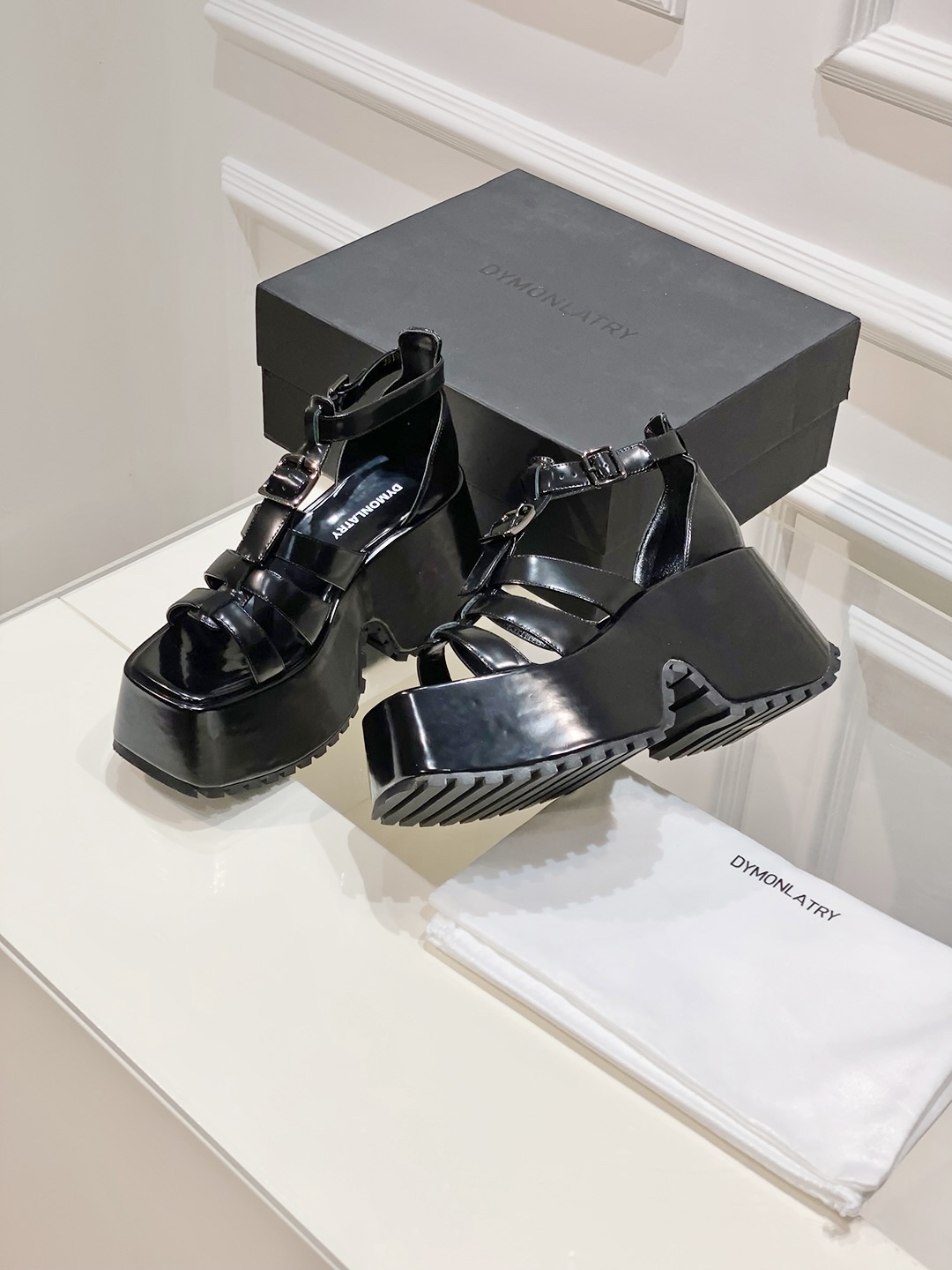 Fashion Trends: Sandal-Themed Footwear with Thick Soles and Velvet Resistance - 图片 4